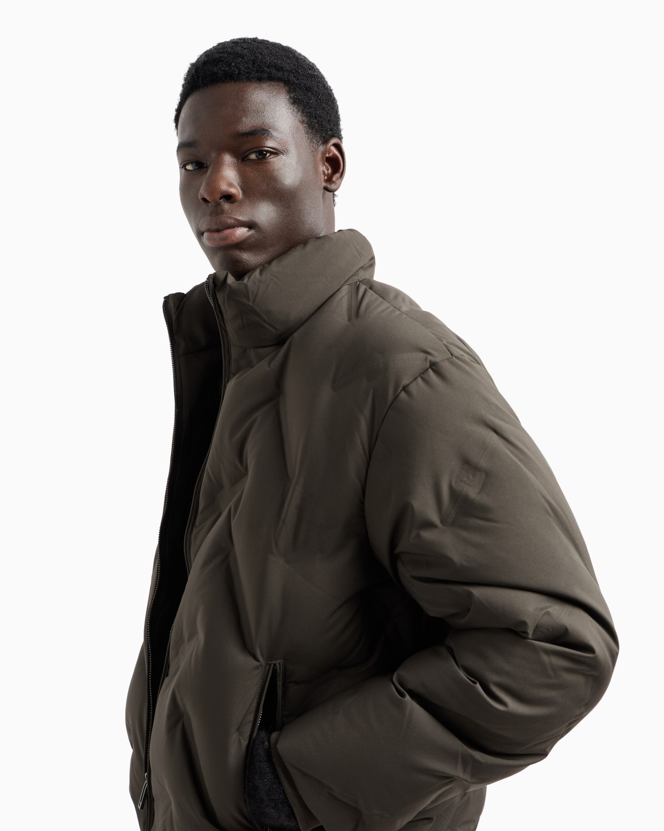 Chaqueta de plumas en nailon con cremallera completa y microáguila con efecto acolchado integral Diapositiva 4