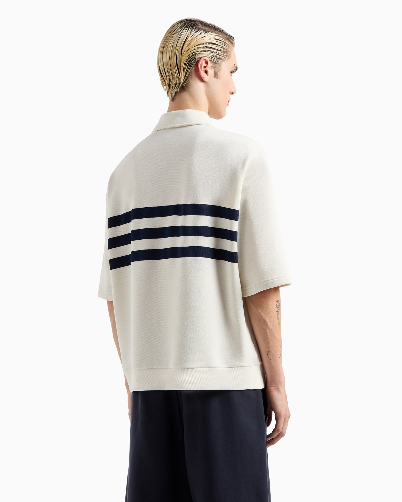 Short-sleeved sweatshirt with a polo-shirt collar in cosy twill with an oversized whale patch and logo embroidery Slide 3