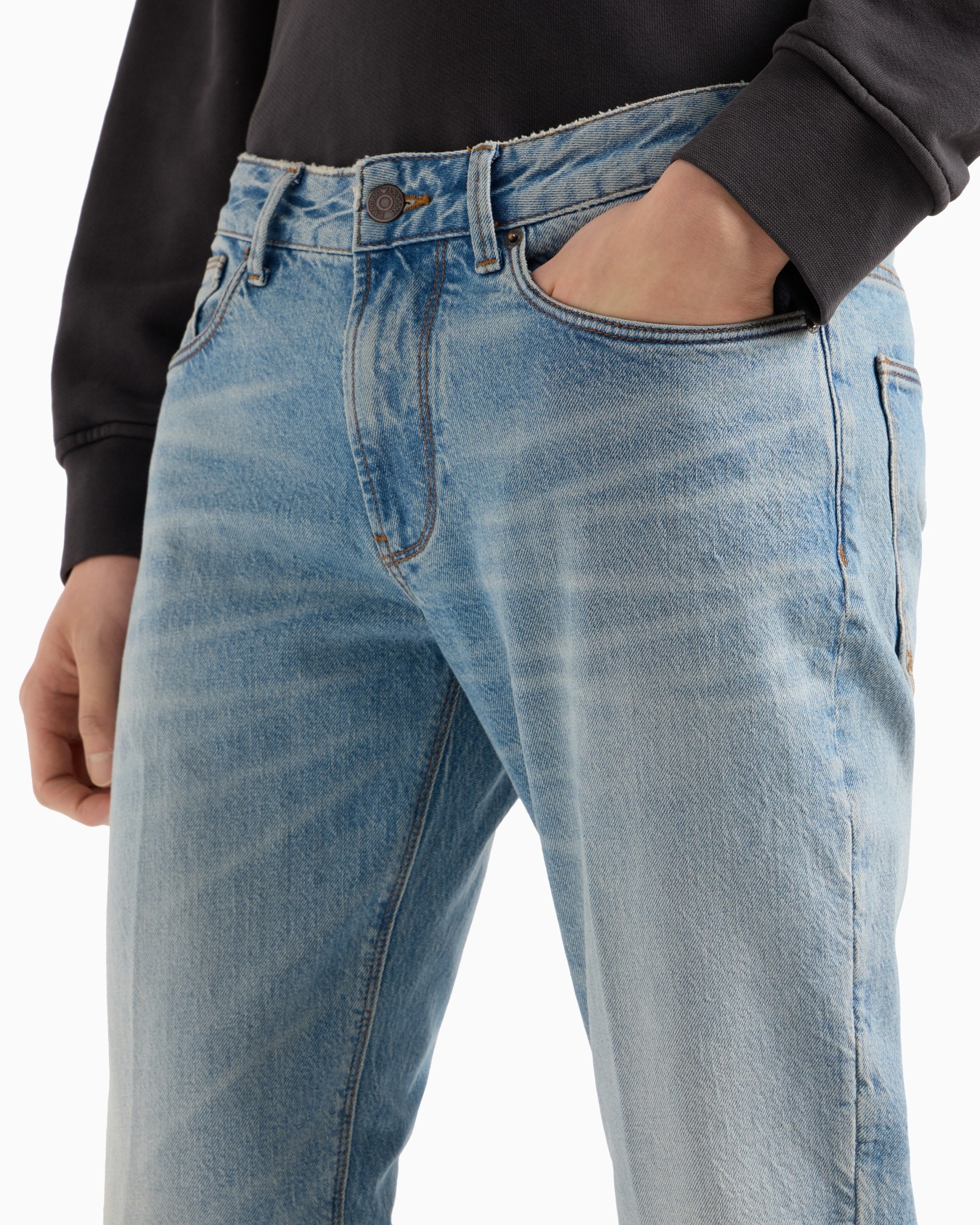 Vaqueros J06 slim fit en denim elástico con lavado aclarado y tratamiento efecto sucio Diapositiva 4