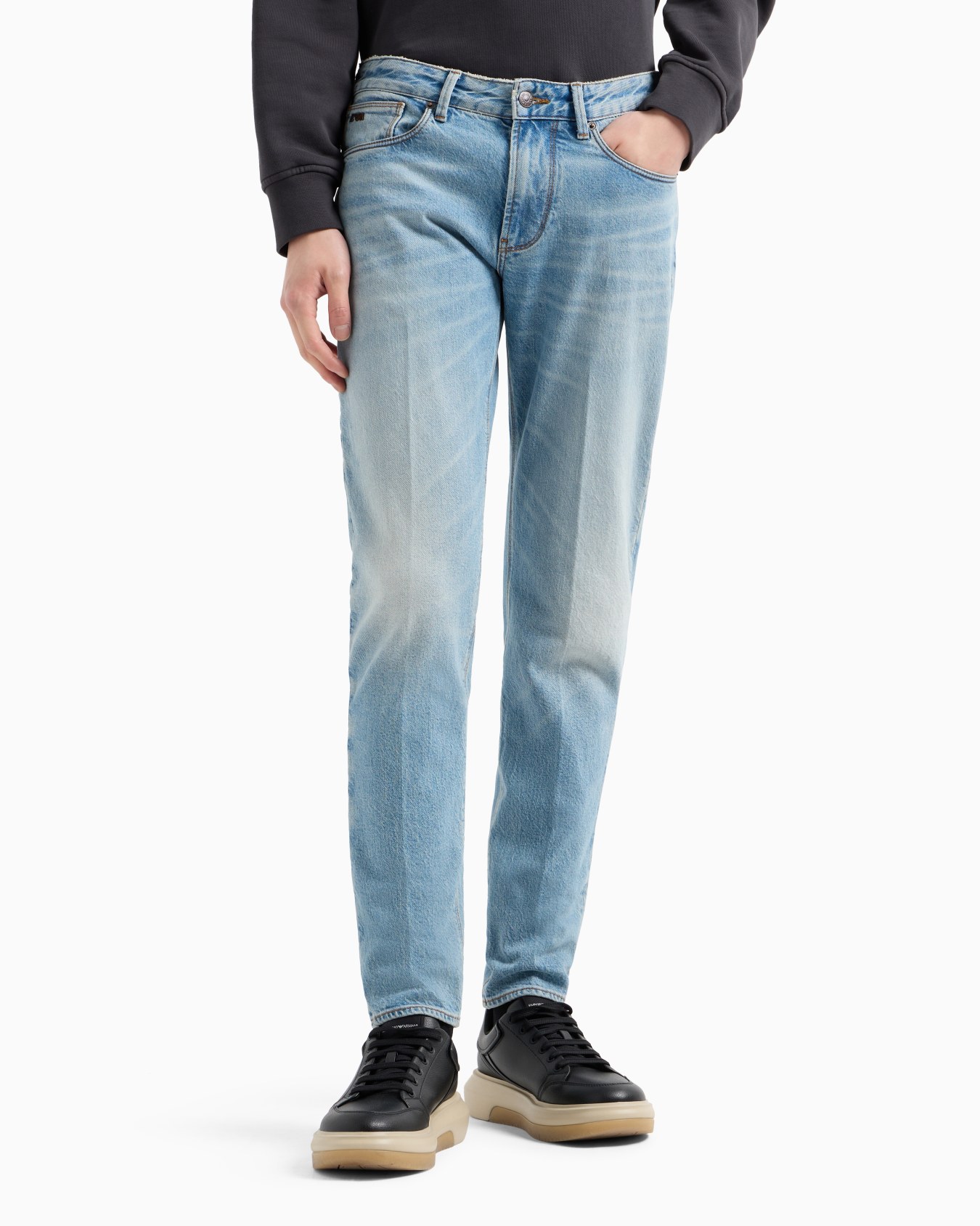Vaqueros J06 slim fit en denim elástico con lavado aclarado y tratamiento efecto sucio Diapositiva 1