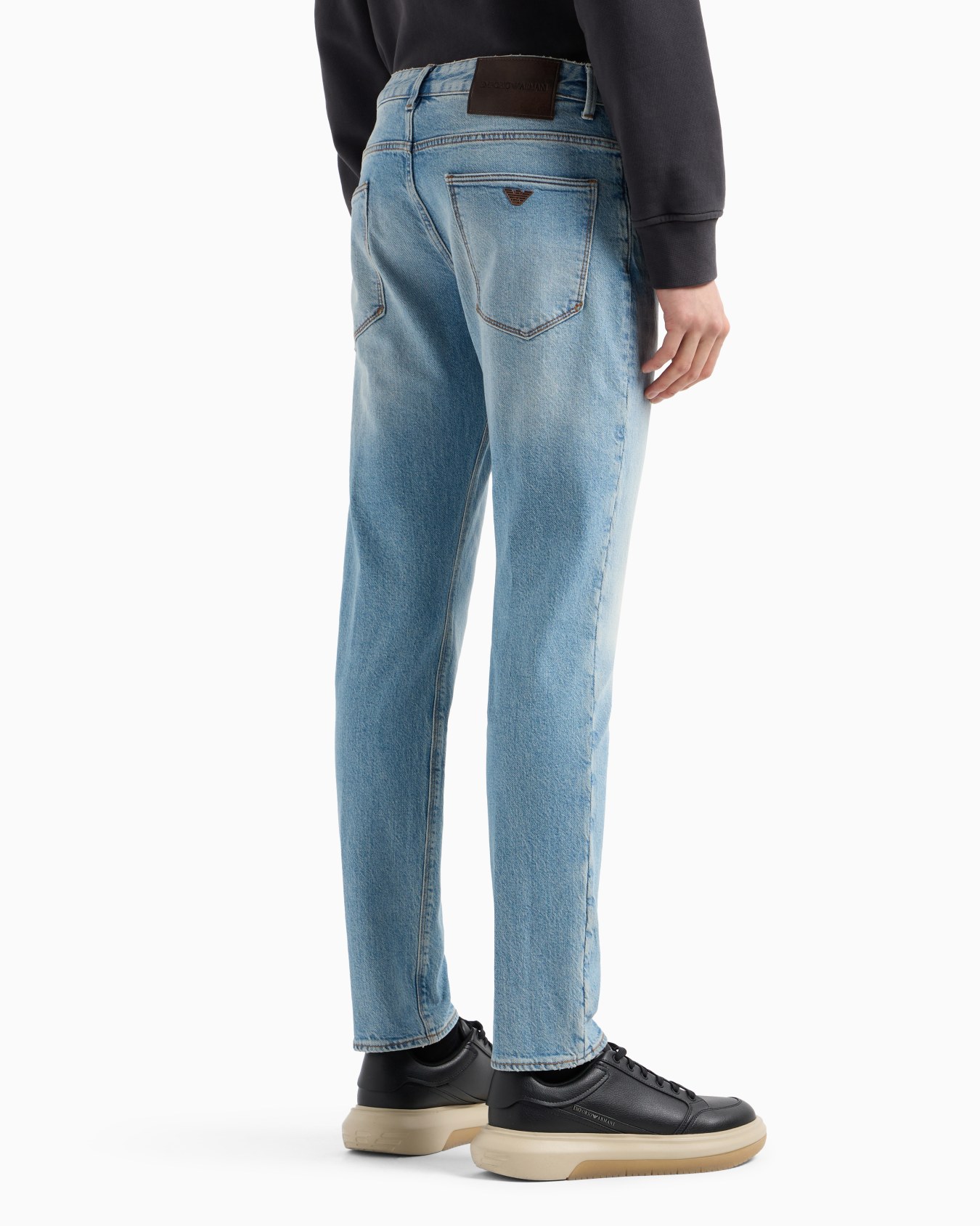 Vaqueros J06 slim fit en denim elástico con lavado aclarado y tratamiento efecto sucio Diapositiva 2