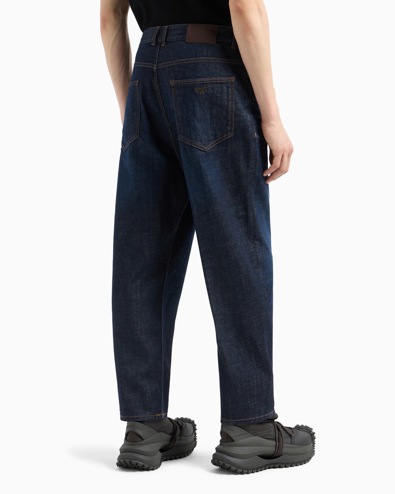 J79 Carrot-Fit-Jeans aus 11,4 oz Denim in Rinse Wash mit Maserung Folie 2