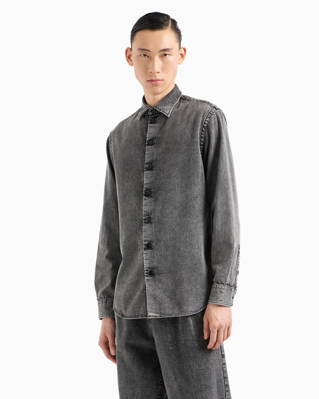 Camicia in denim trattato in capo Slide 1