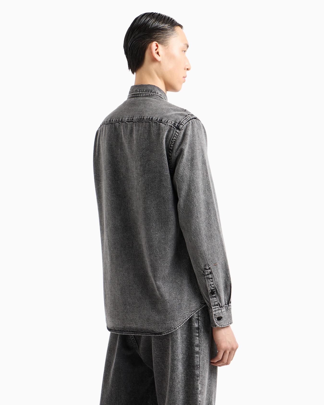 Camicia in denim trattato in capo Slide 2