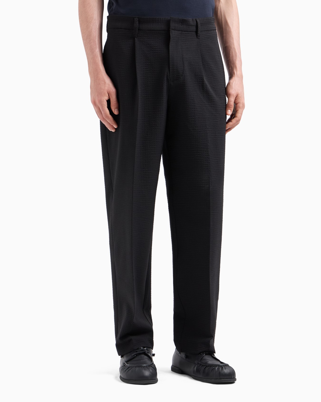 Pleated technical-seersucker fabric chinos Slide 2