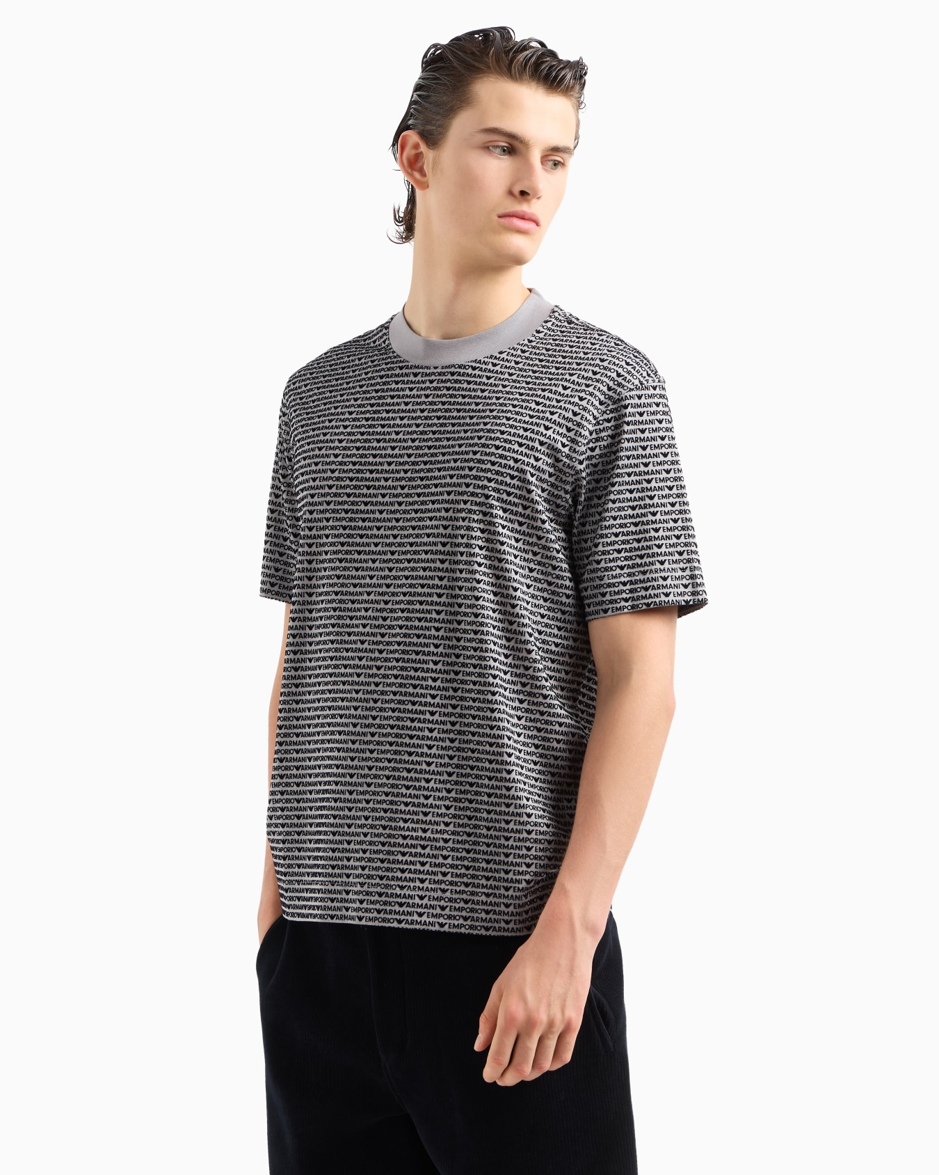 Camiseta en punto de mezcla de lyocell con inscripción flocada integral  Diapositiva 1