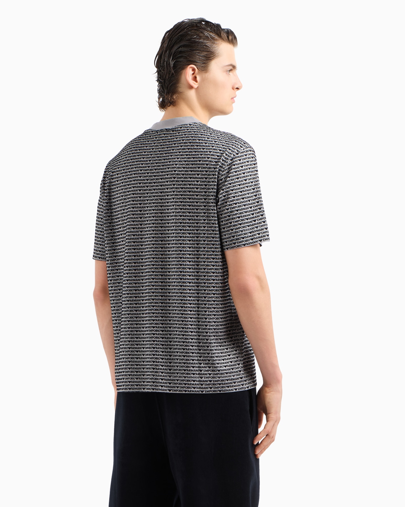 Camiseta en punto de mezcla de lyocell con inscripción flocada integral  Diapositiva 2