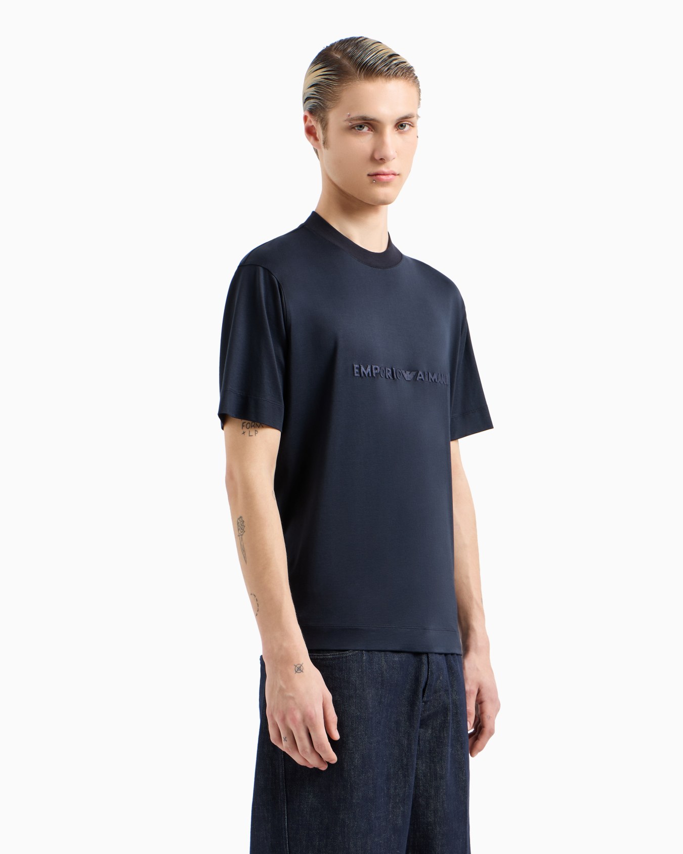 Camiseta en punto de mezcla de lyocell con logotipo bordado en relieve  Diapositiva 1