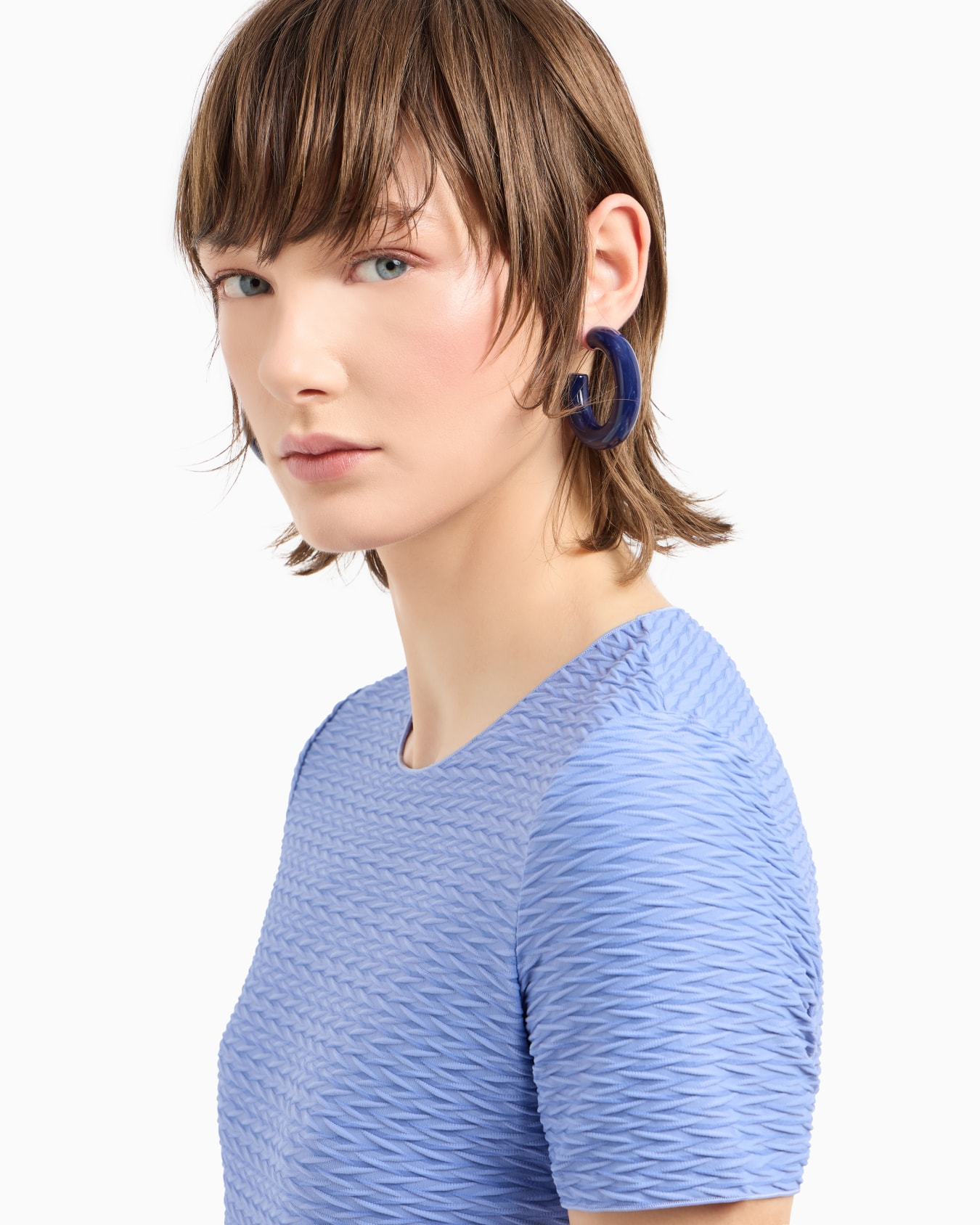 Stretch jersey short-sleeved jumper with an embossed irregular knit Slide 4