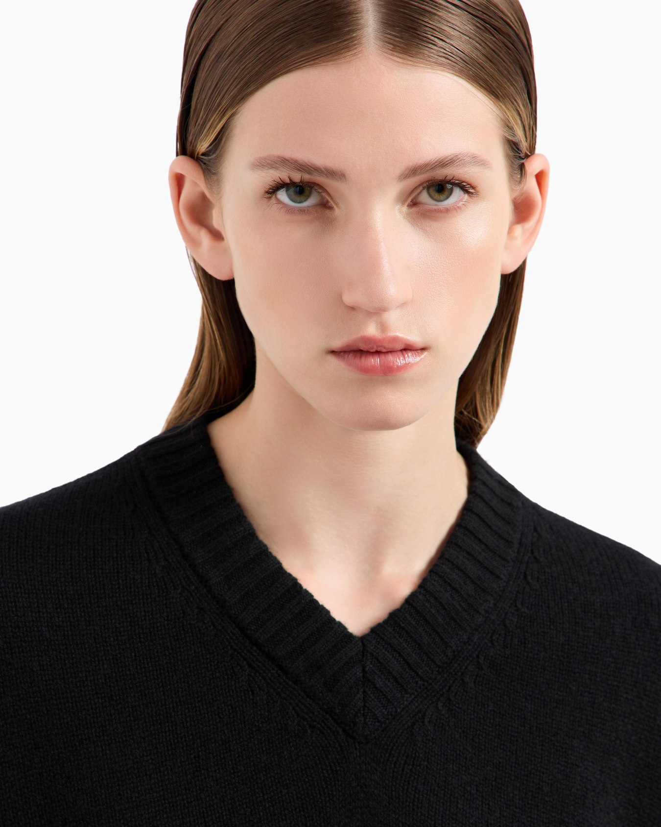 Plain-knit, virgin-wool, seamless V-neck jumper Slide 4