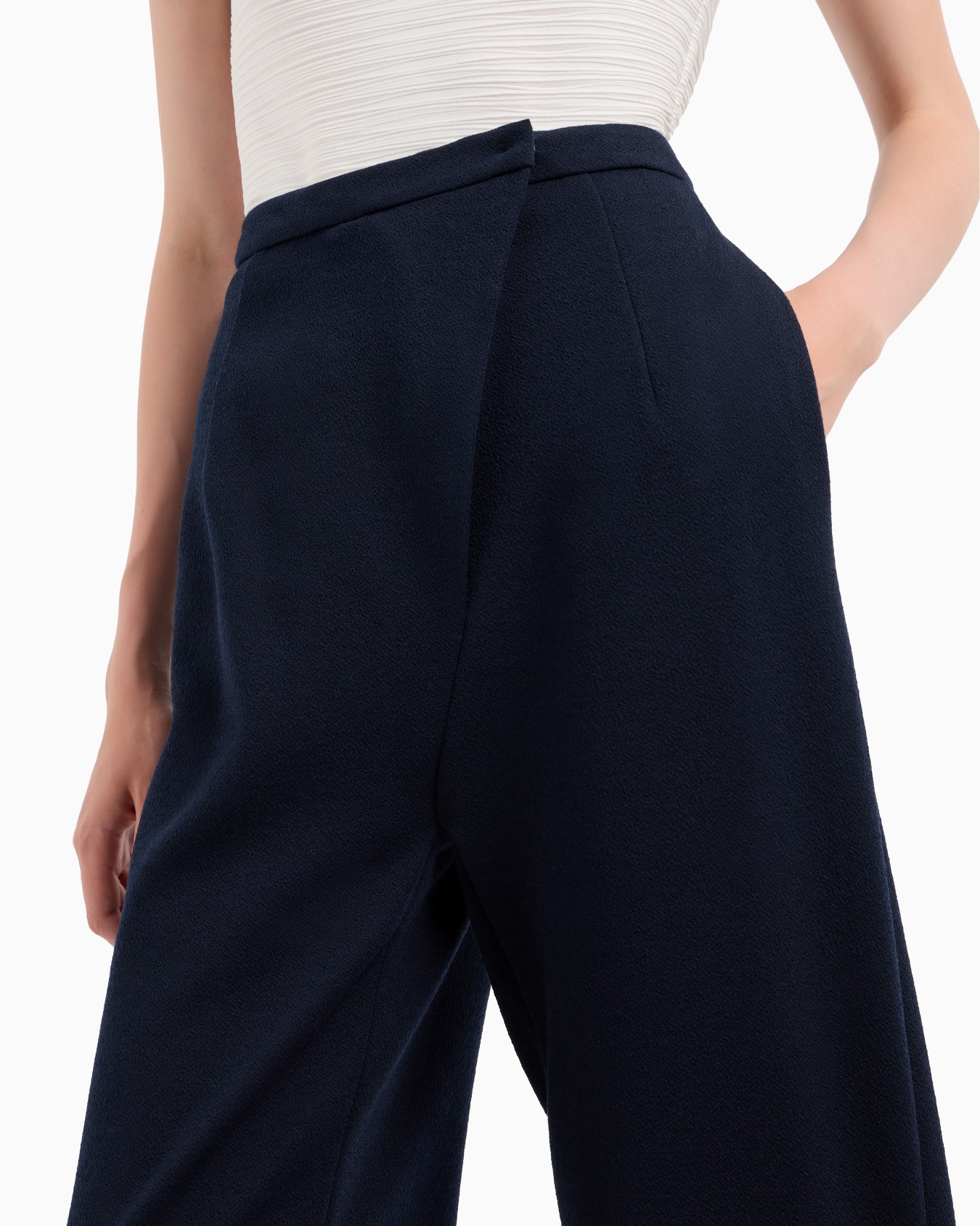 Hose mit ovalem Bein aus strukturiertem Jersey mit außermittigem Verschluss Folie 4