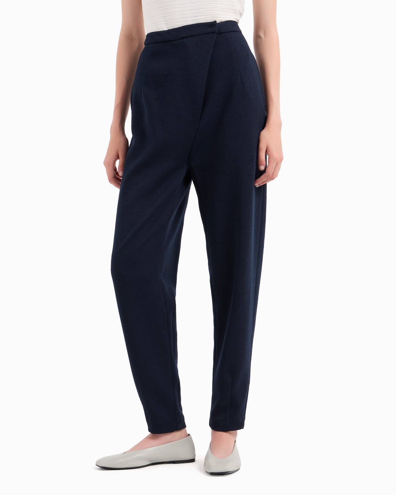 Hose mit ovalem Bein aus strukturiertem Jersey mit außermittigem Verschluss Folie 1