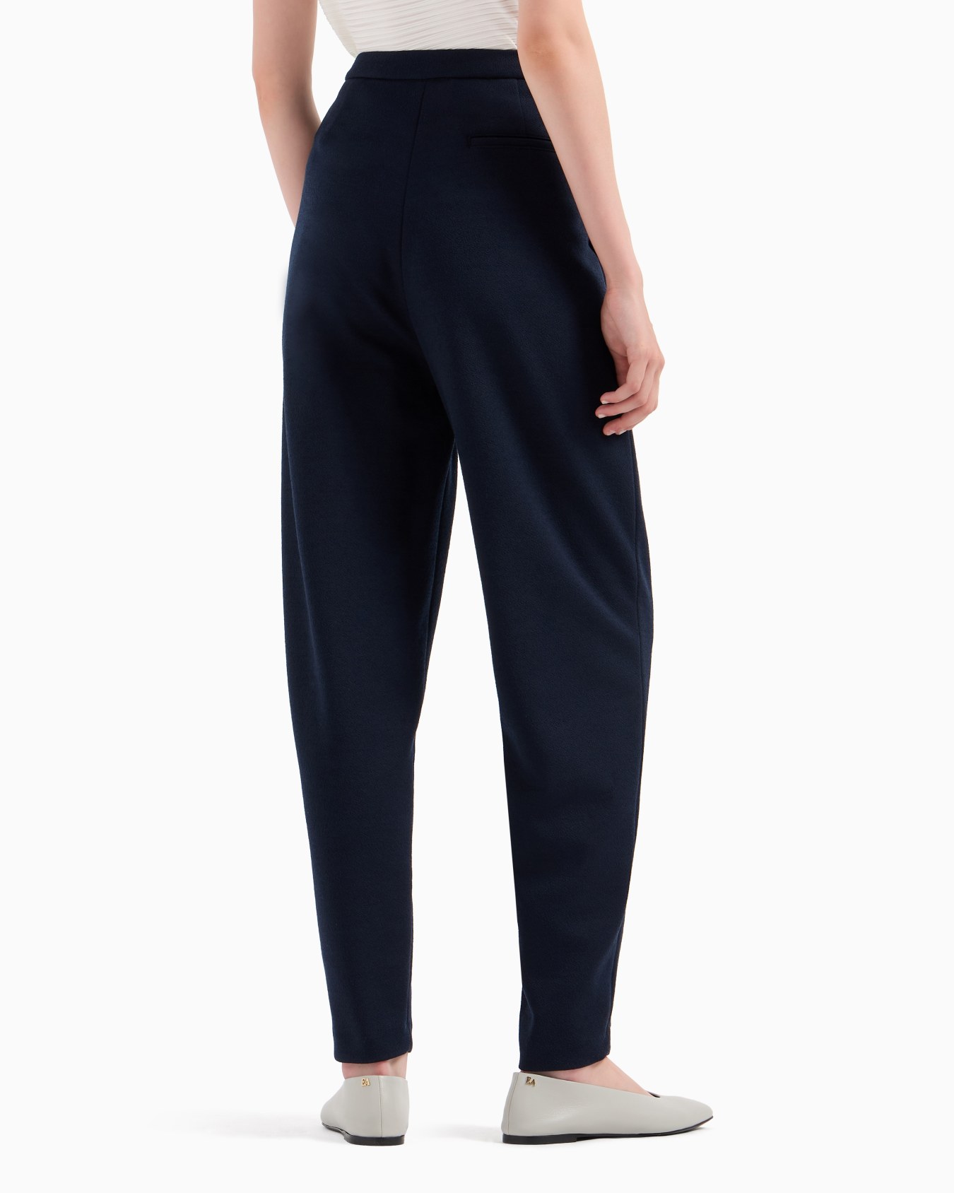 Hose mit ovalem Bein aus strukturiertem Jersey mit außermittigem Verschluss Folie 2