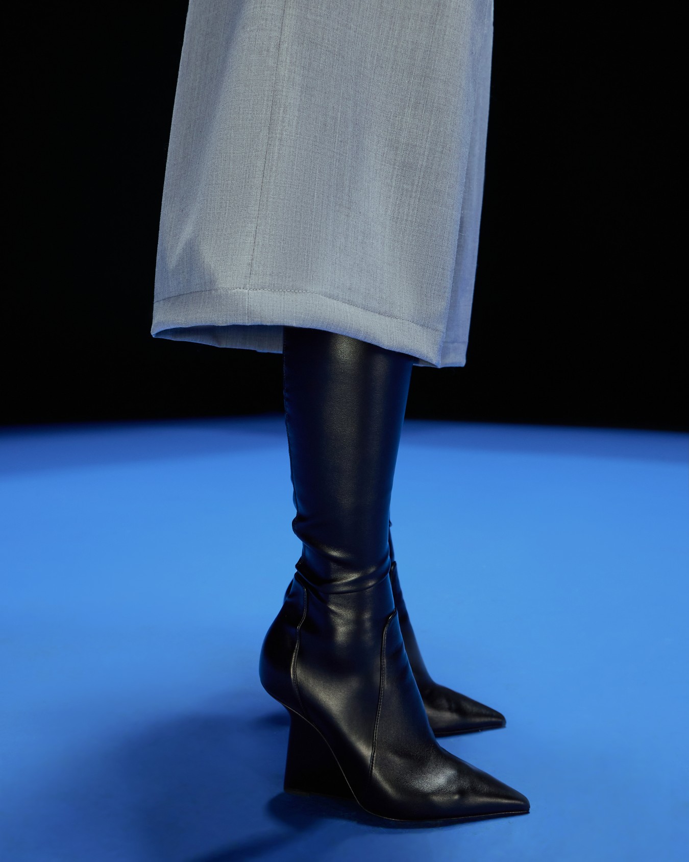 ASV Black Blue capsule collection wool-blend Bermuda shorts with pleats Slide 5