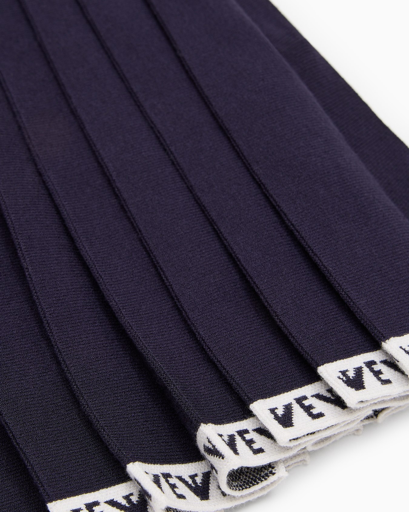Strickrock mit Plisseefalten und Logoprofilen Folie 1