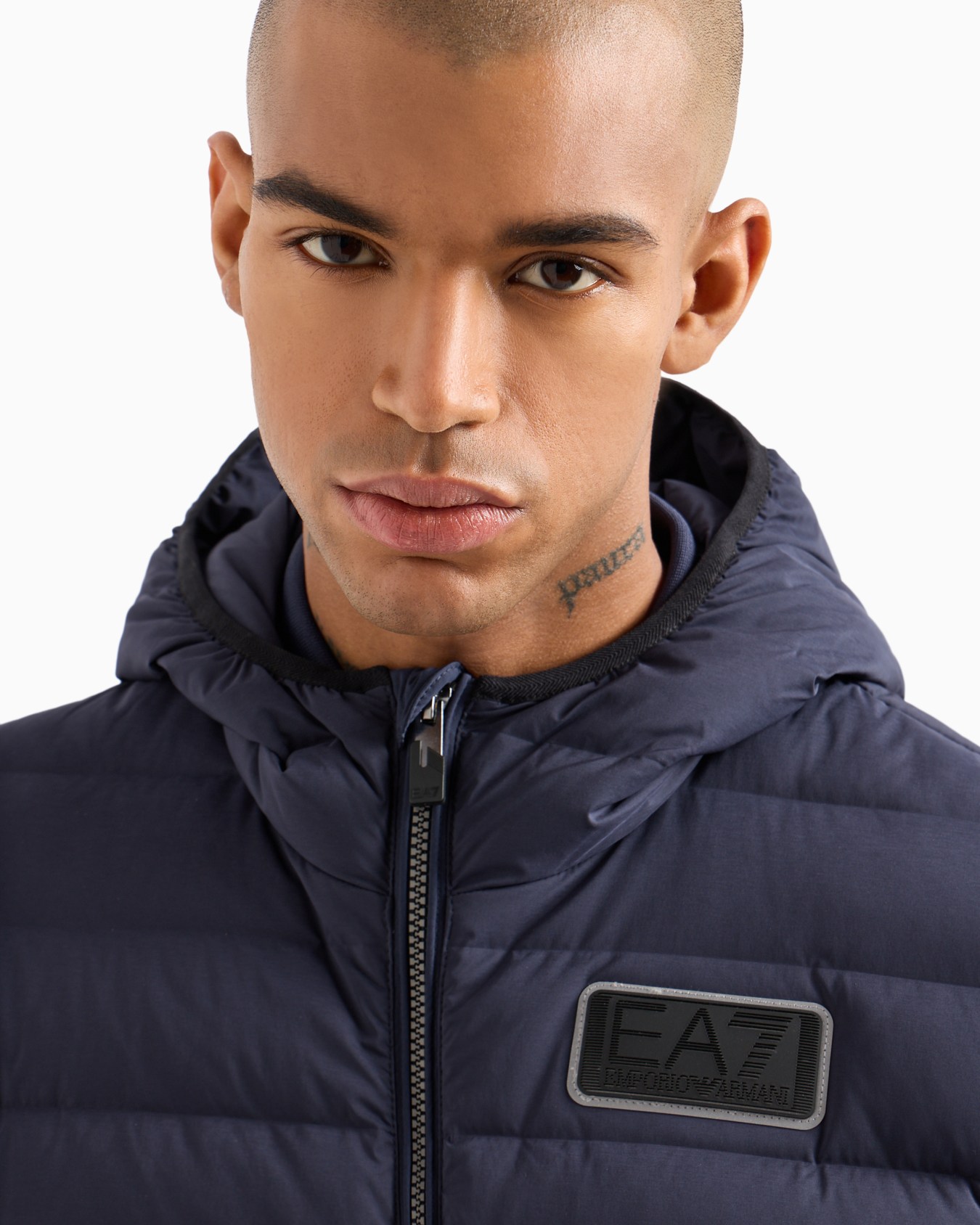 Chaqueta de plumas con capucha de tejido técnico Diapositiva 4