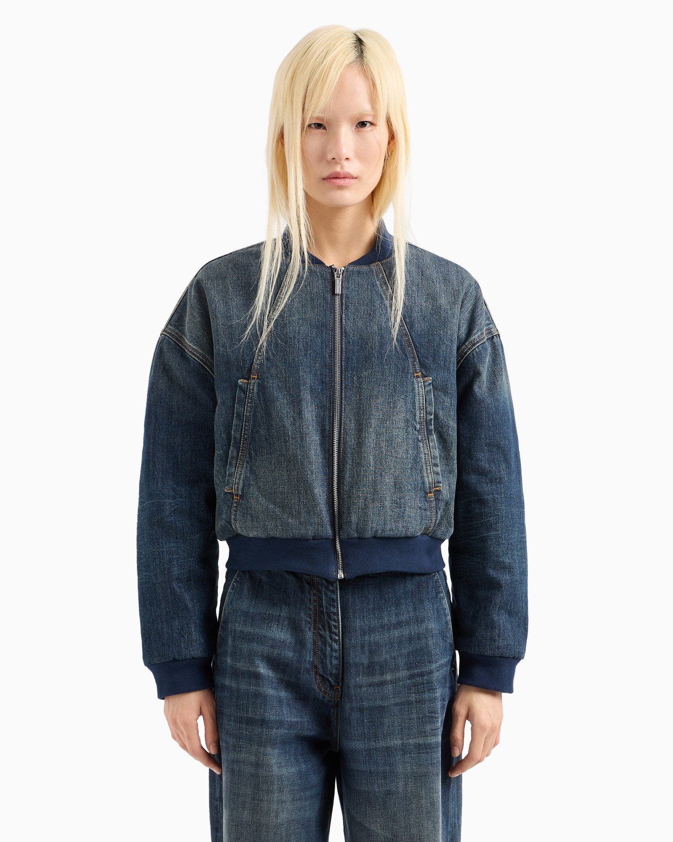 Chaqueta vaquera rígida con logo monograma en la espalda Diapositiva 1