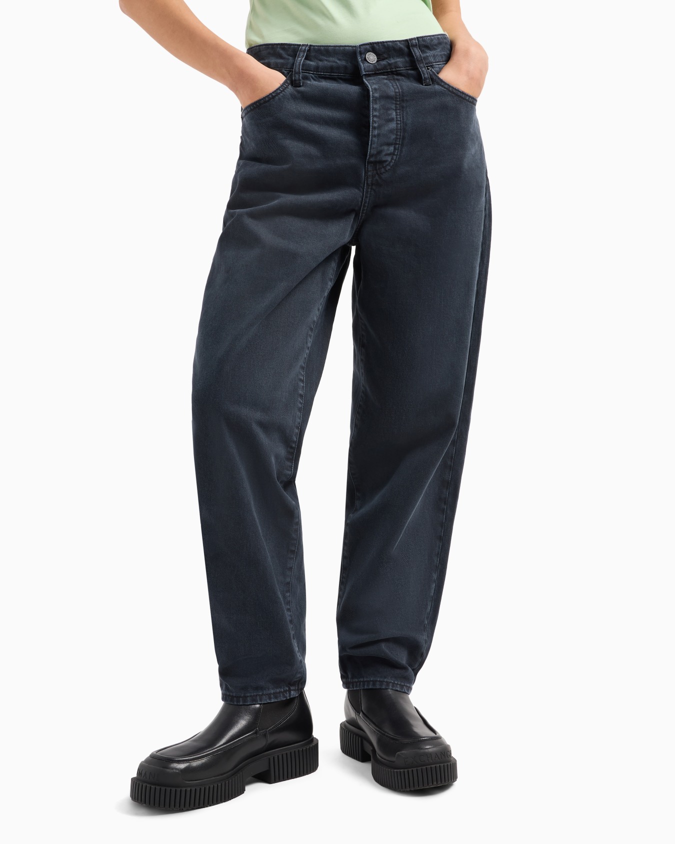 Vaqueros carrot fit J51 en denim rígido con monograma bordado Diapositiva 1