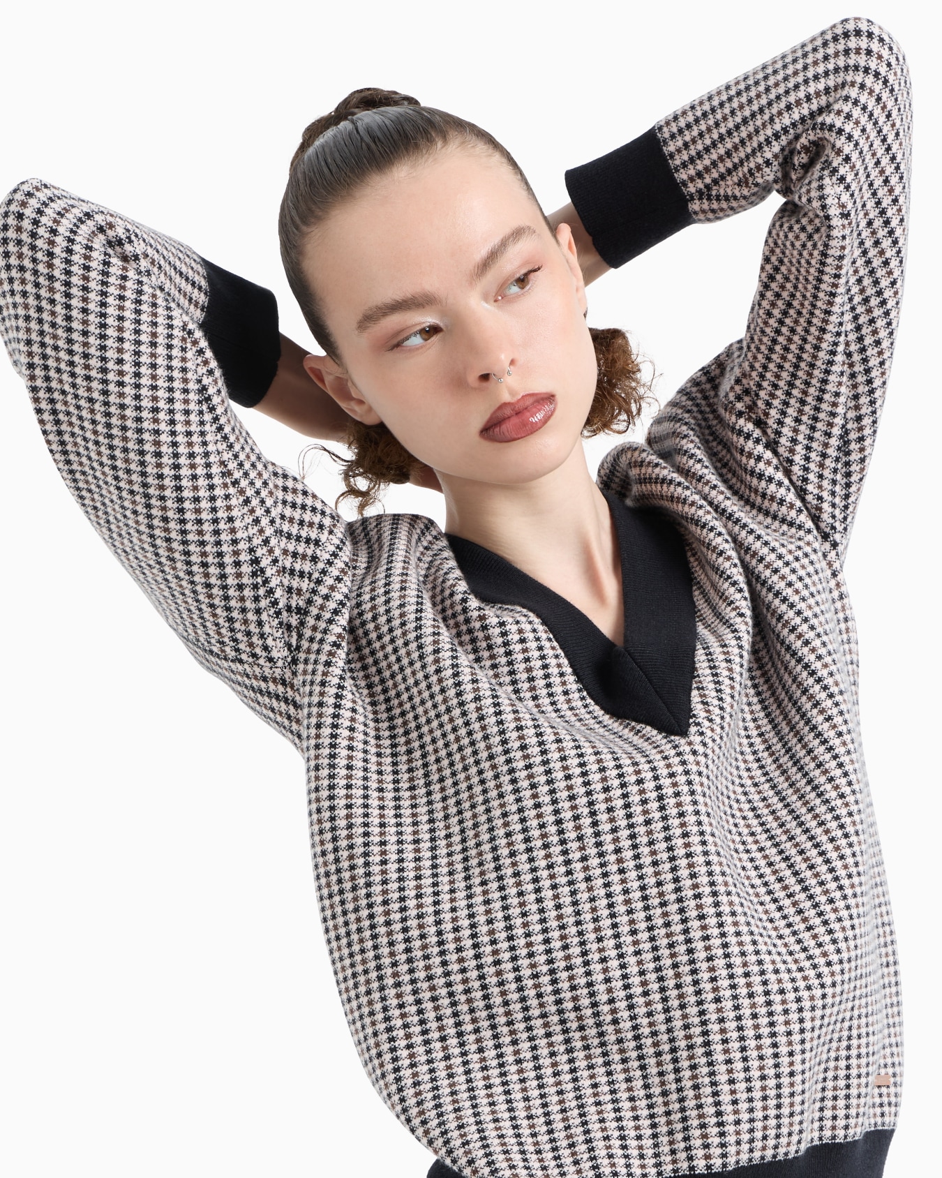 V-neck sweater Slide 4