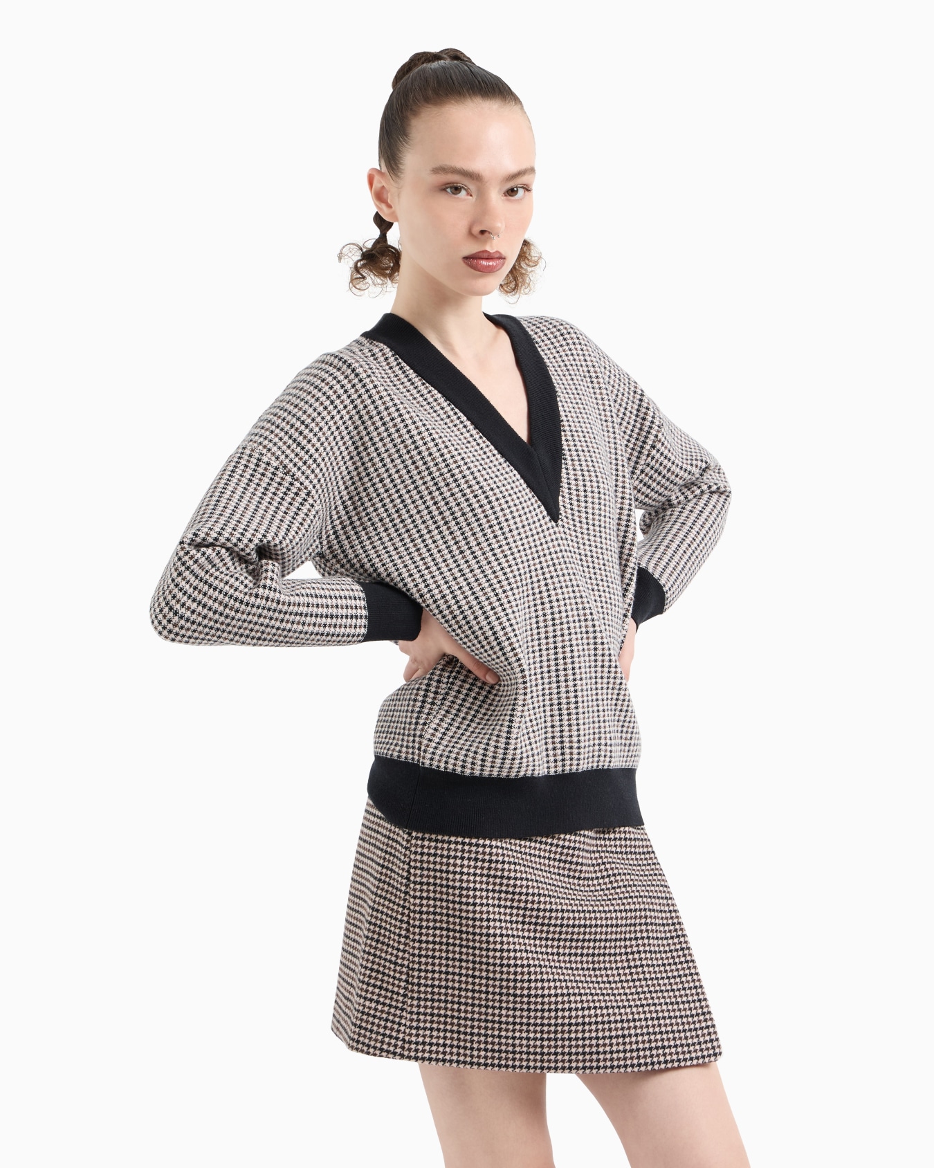 V-neck sweater Slide 1