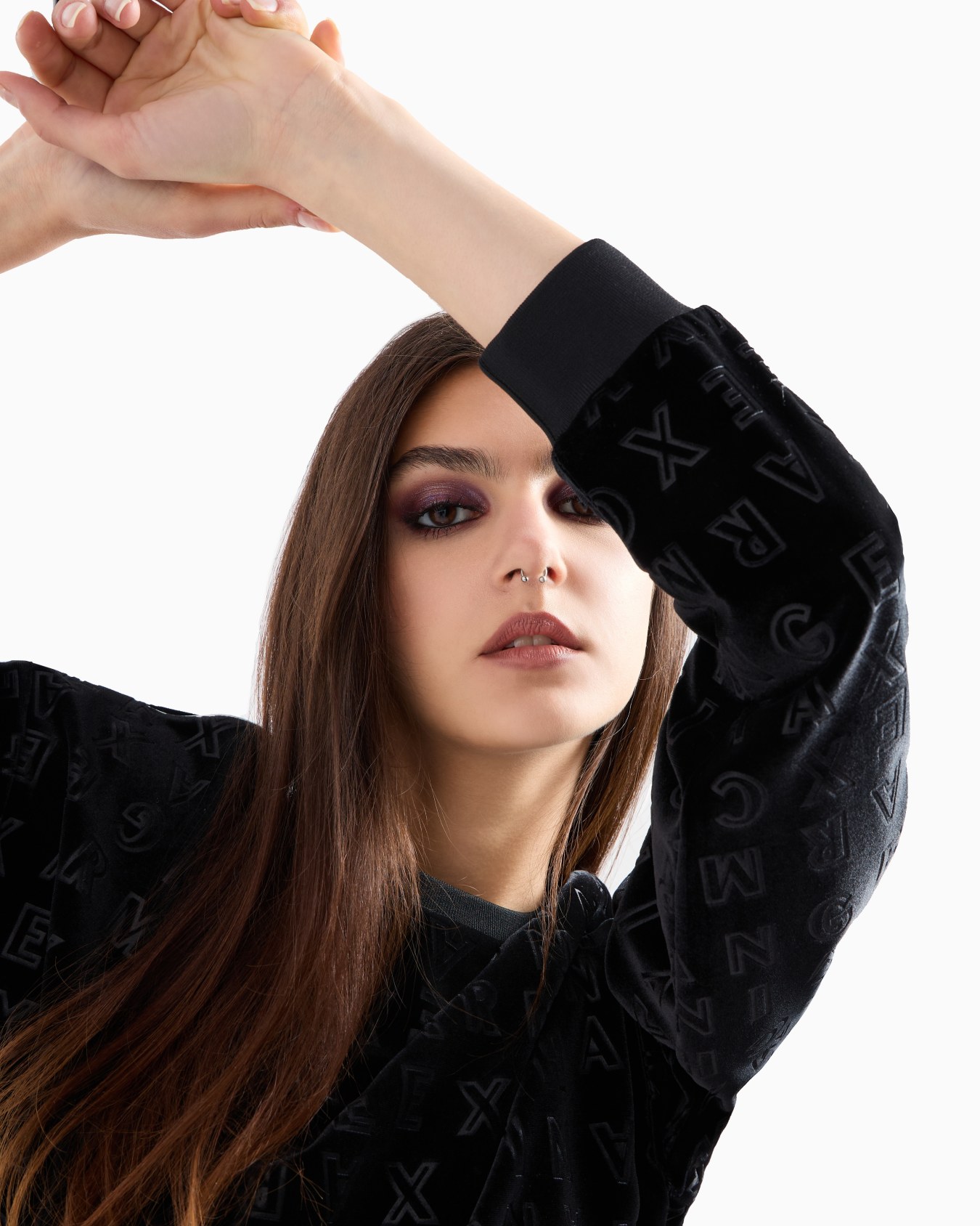 Velvet crewneck sweatshirt with allover logo Slide 4