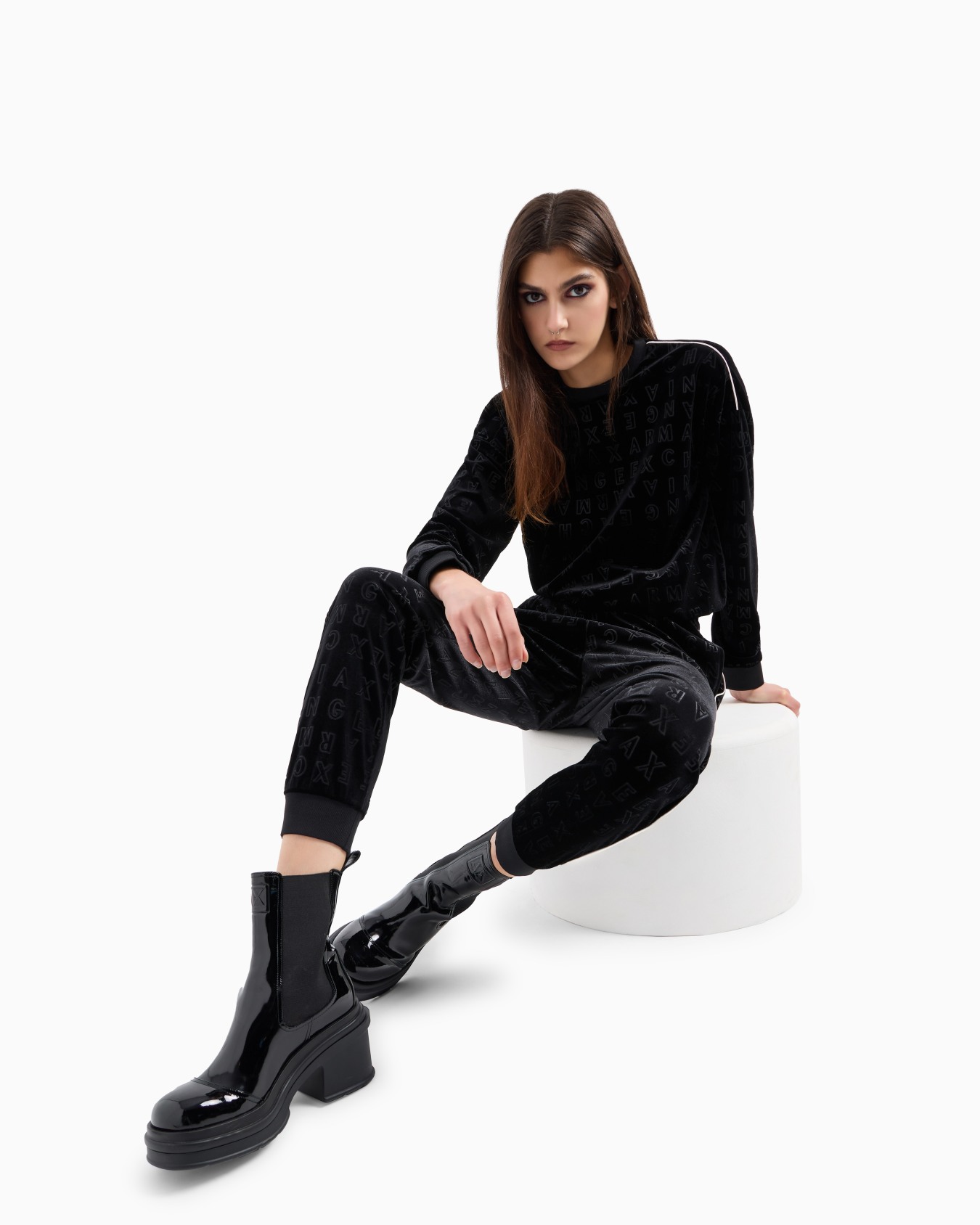 Velvet crewneck sweatshirt with allover logo Slide 3