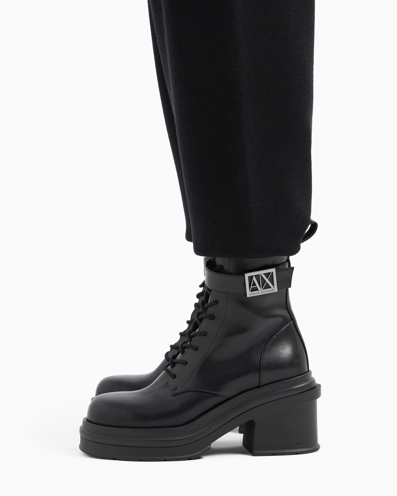 Soft yarn jogger pants with embroidered logo Slide 4