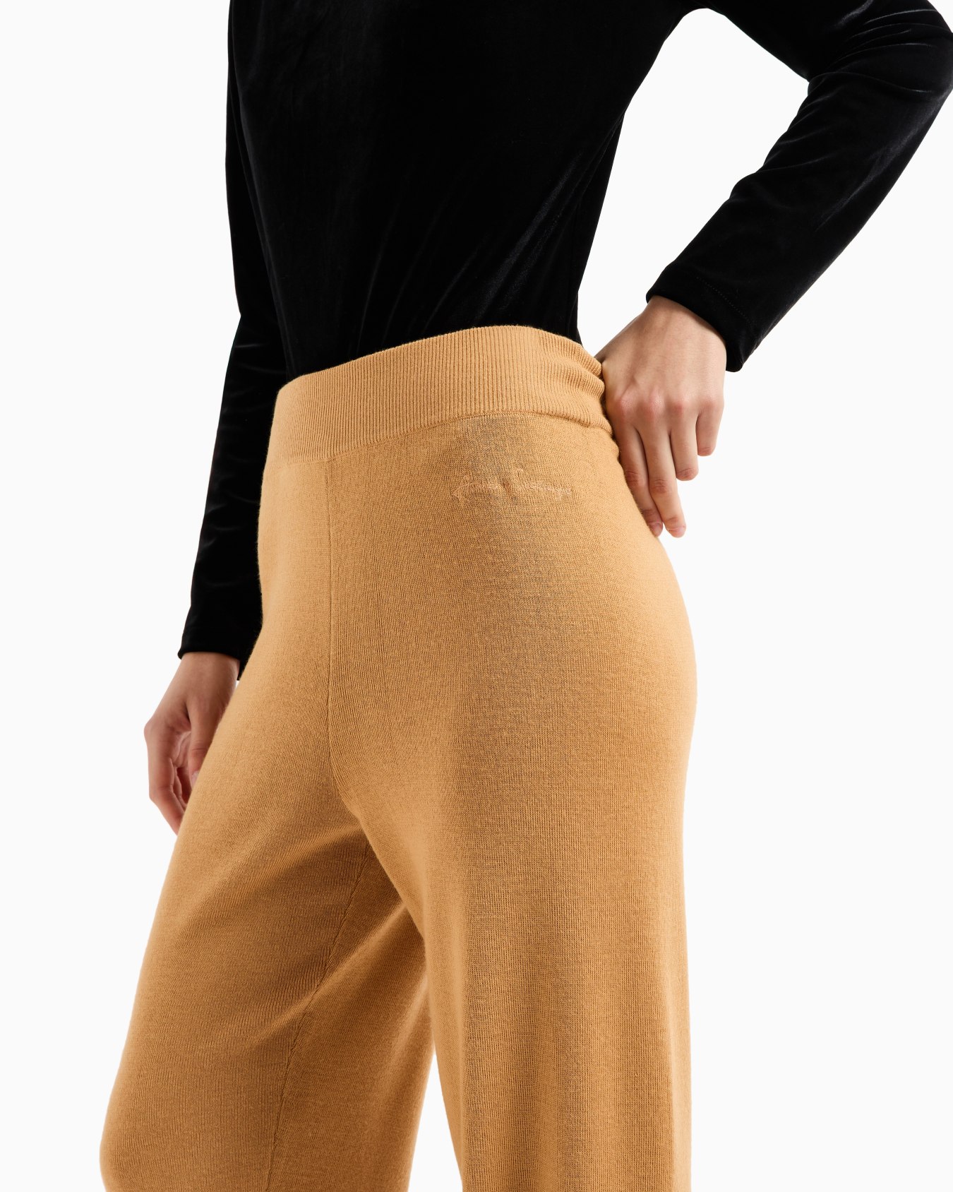 Soft yarn jogger pants with embroidered logo Slide 4