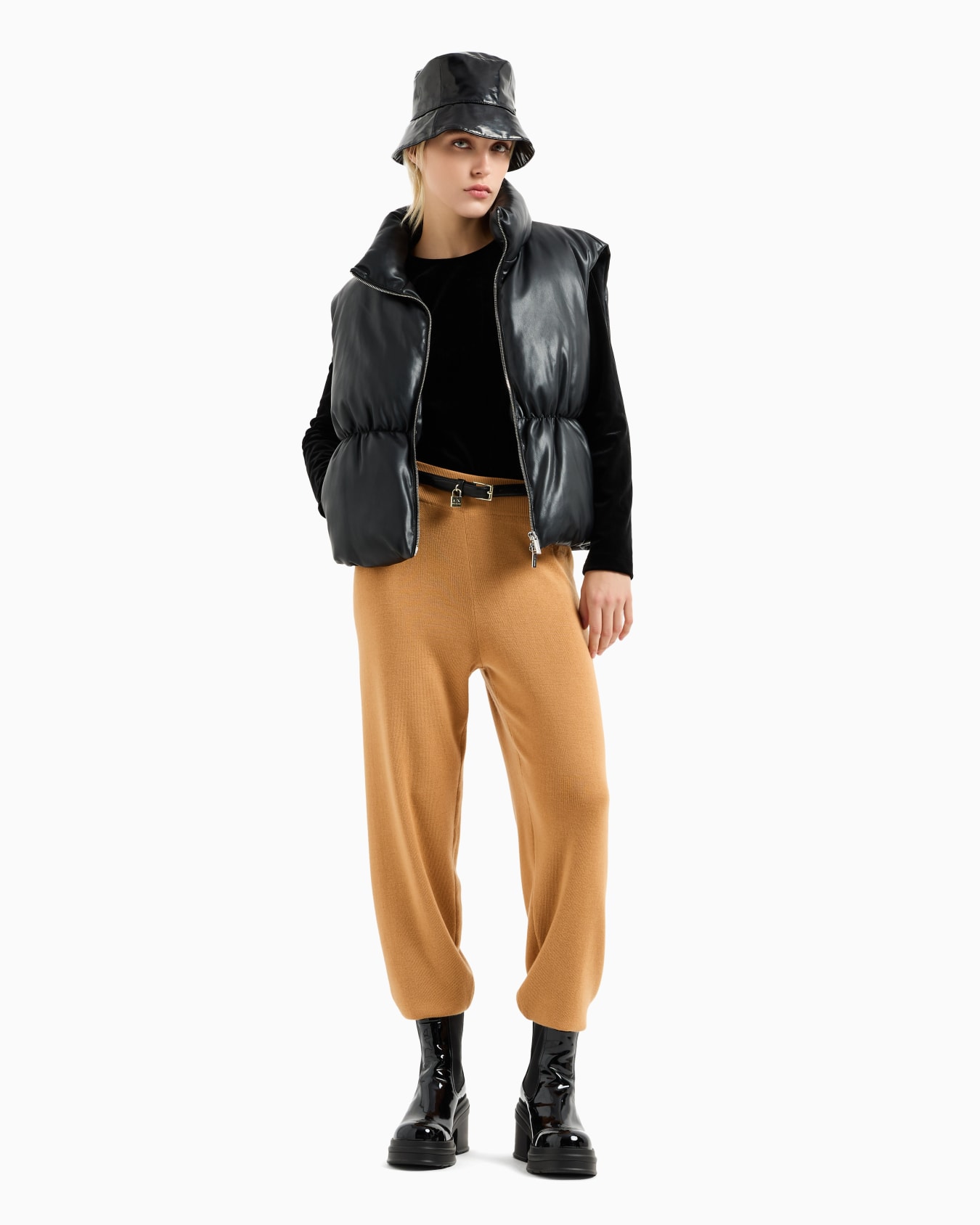 Soft yarn jogger pants with embroidered logo Slide 3