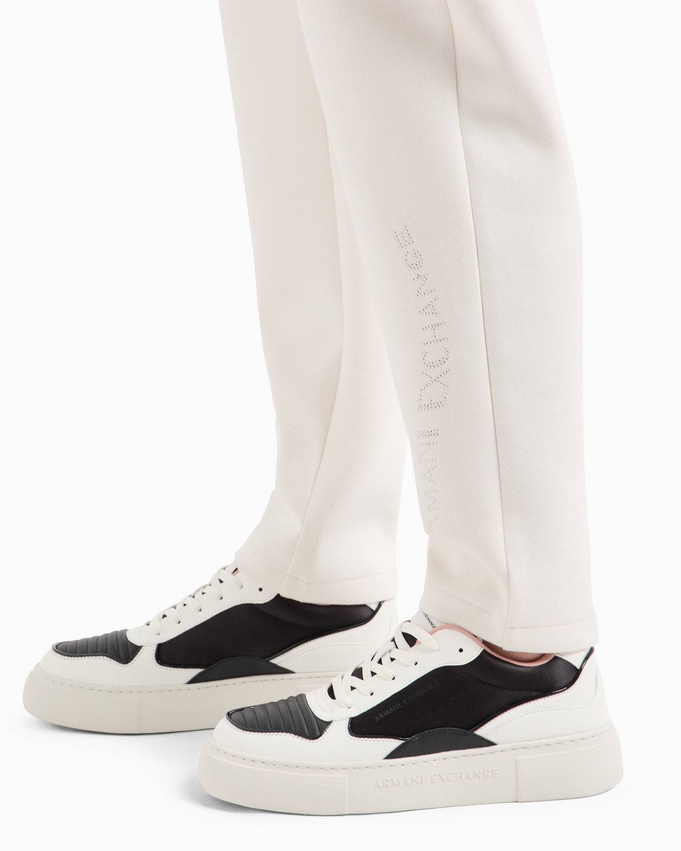 Pantalón jogger de tejido elástico con logo de strass Diapositiva 4