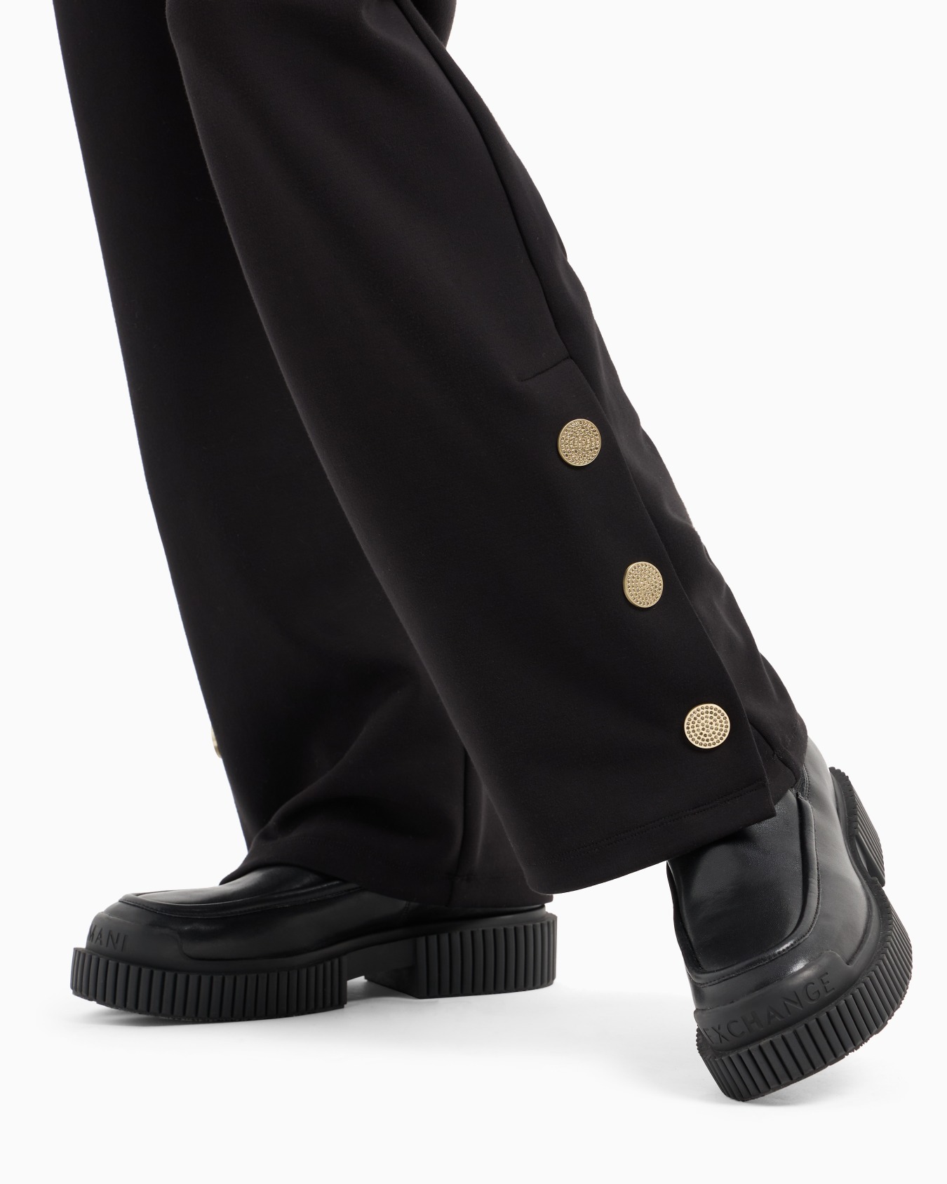 Pantalón ancho con detalles dorados Diapositiva 4