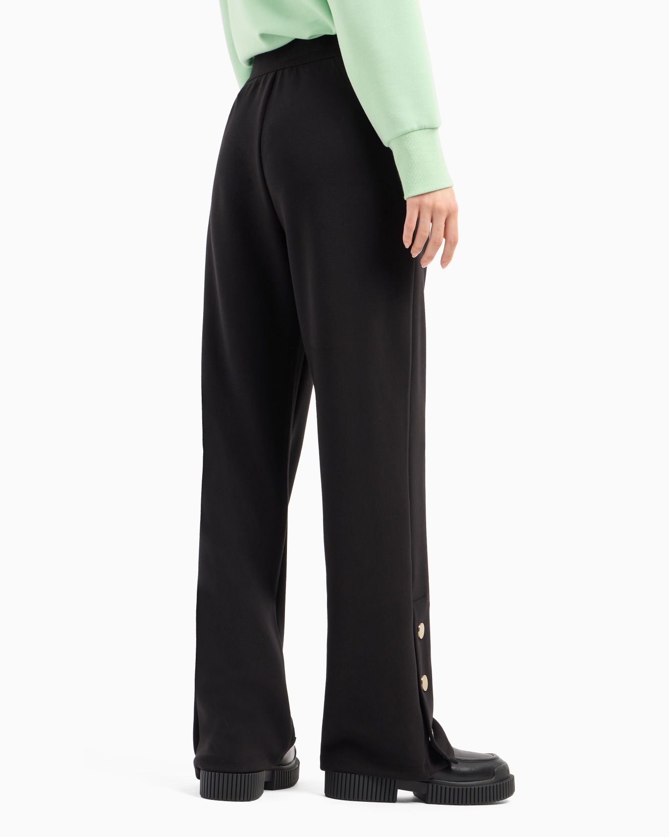 Pantalón ancho con detalles dorados Diapositiva 2