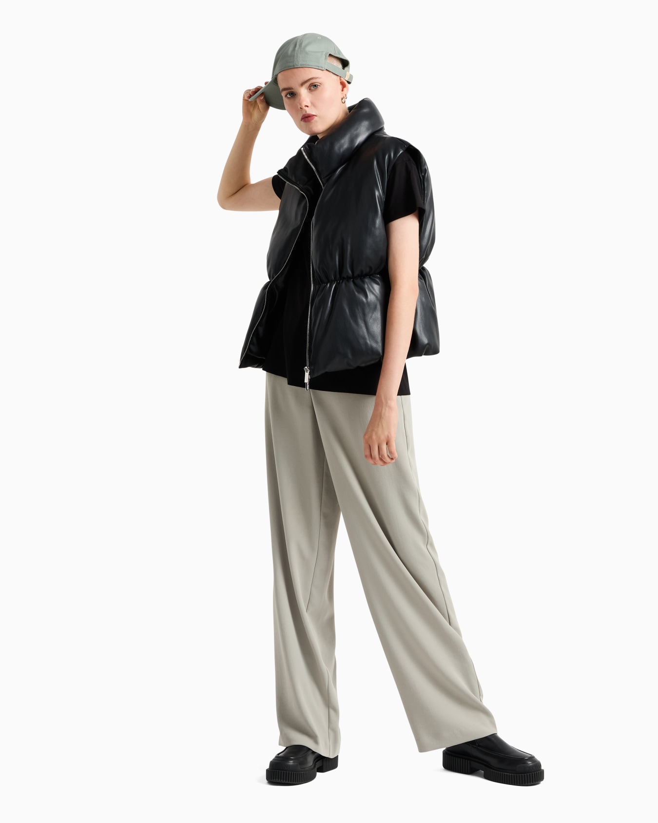 Relaxed fit T-shirt with round neck and logo Slide 3