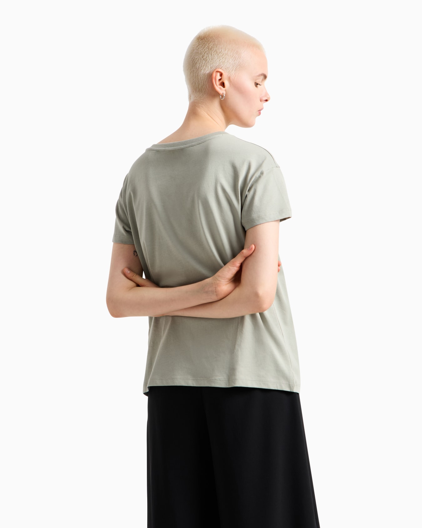 Camiseta de corte relajado con cuello redondo y logo. Diapositiva 2
