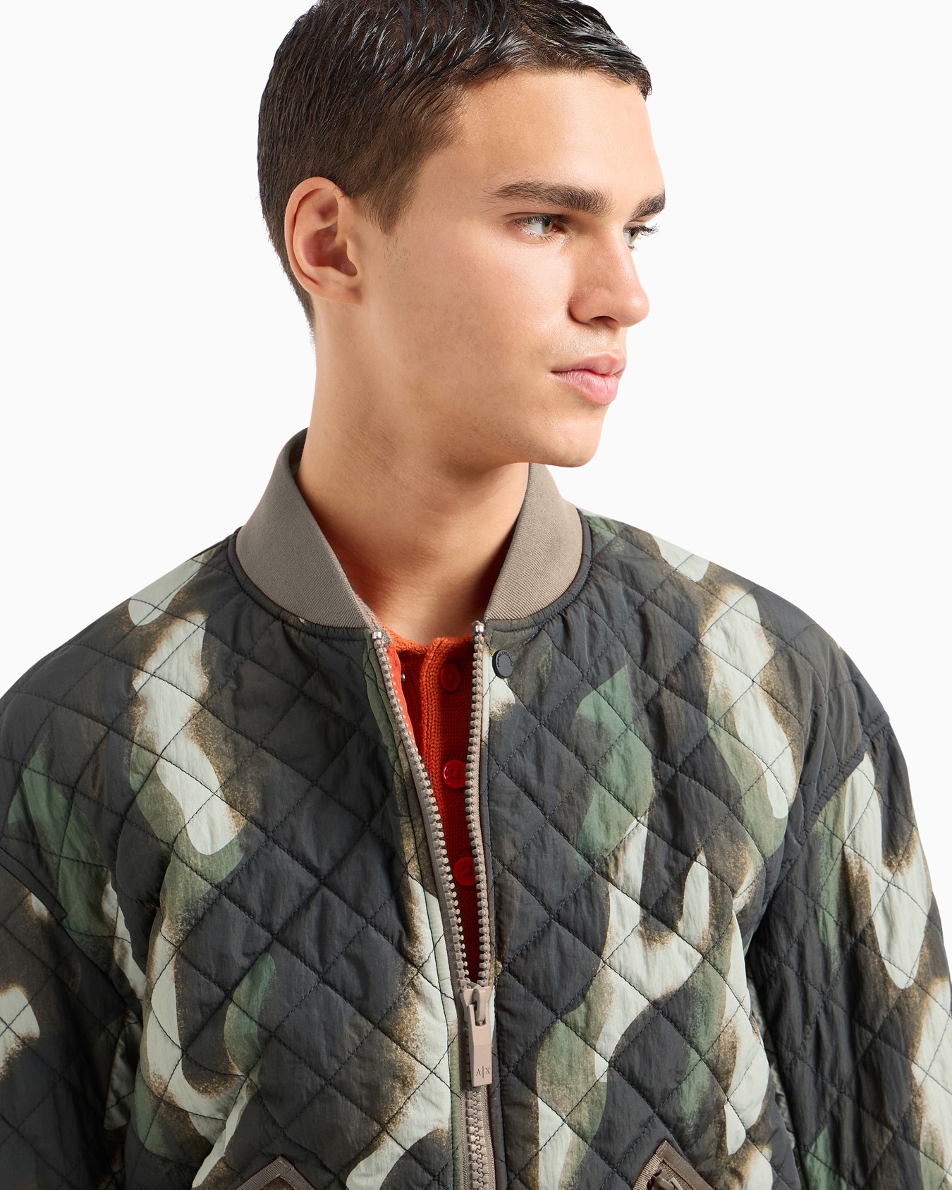 Bomberjacke aus Crinkle-Camouflage-Stoff mit kontrastierenden Details Folie 4
