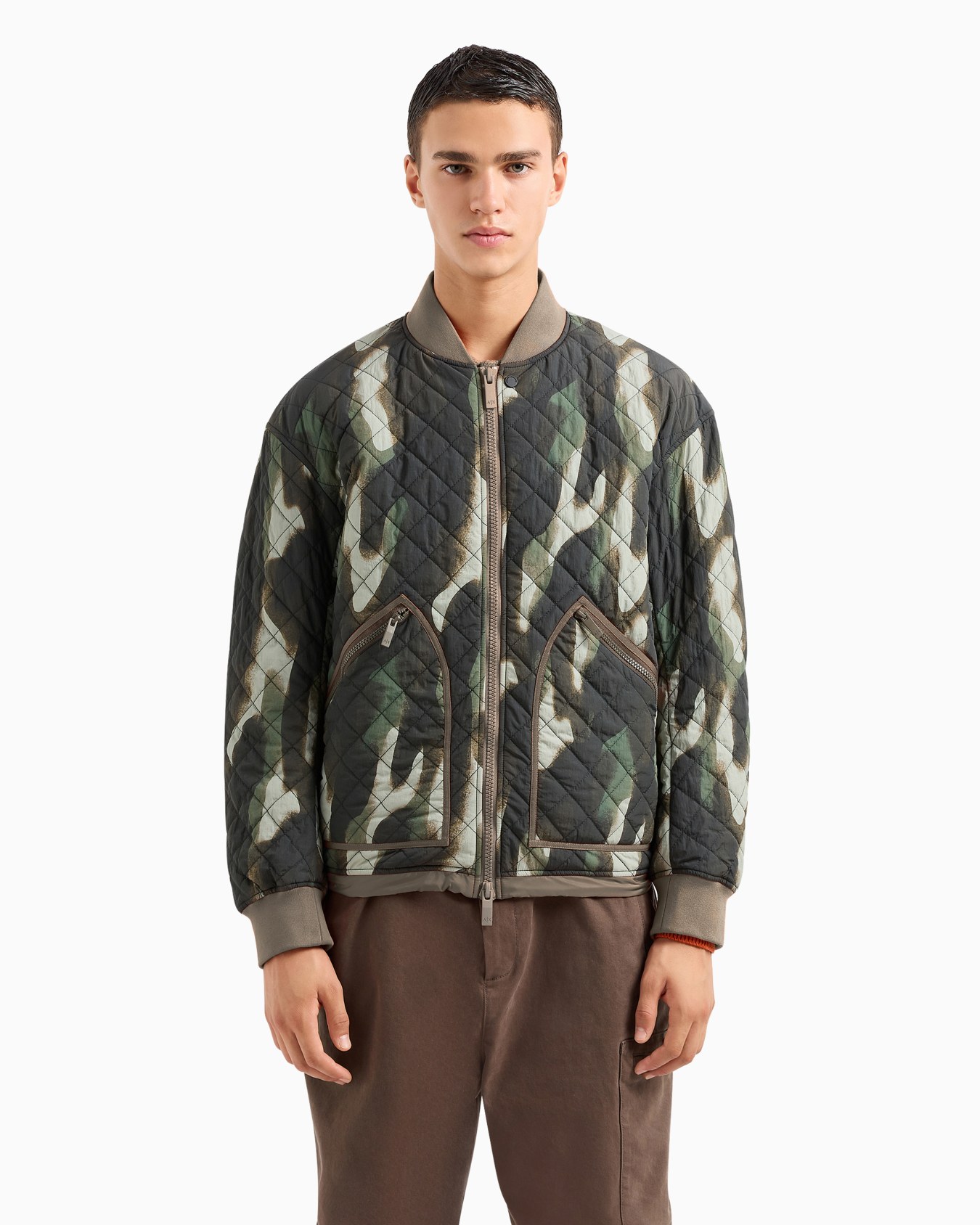 Bomberjacke aus Crinkle-Camouflage-Stoff mit kontrastierenden Details Folie 1