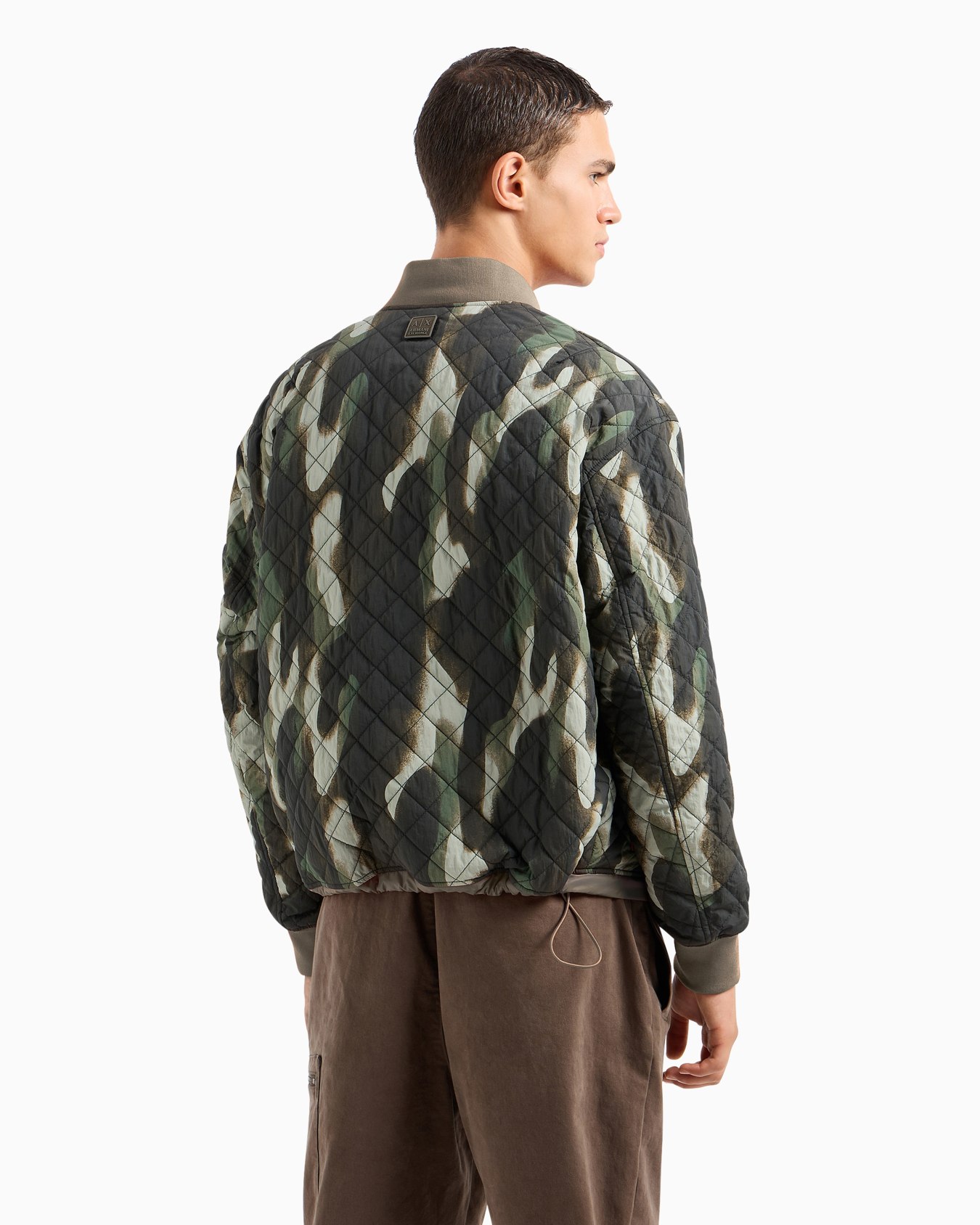 Bomberjacke aus Crinkle-Camouflage-Stoff mit kontrastierenden Details Folie 2