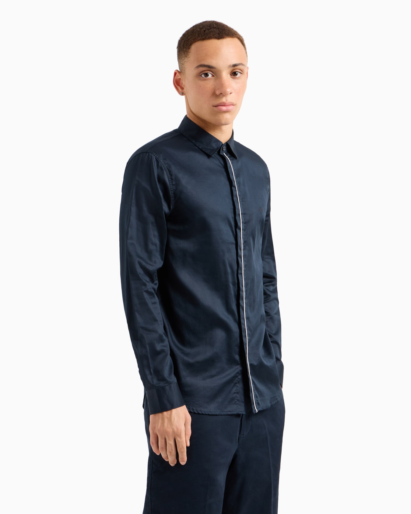 Camisa regular fit de satén de algodón con ribetes Diapositiva 1
