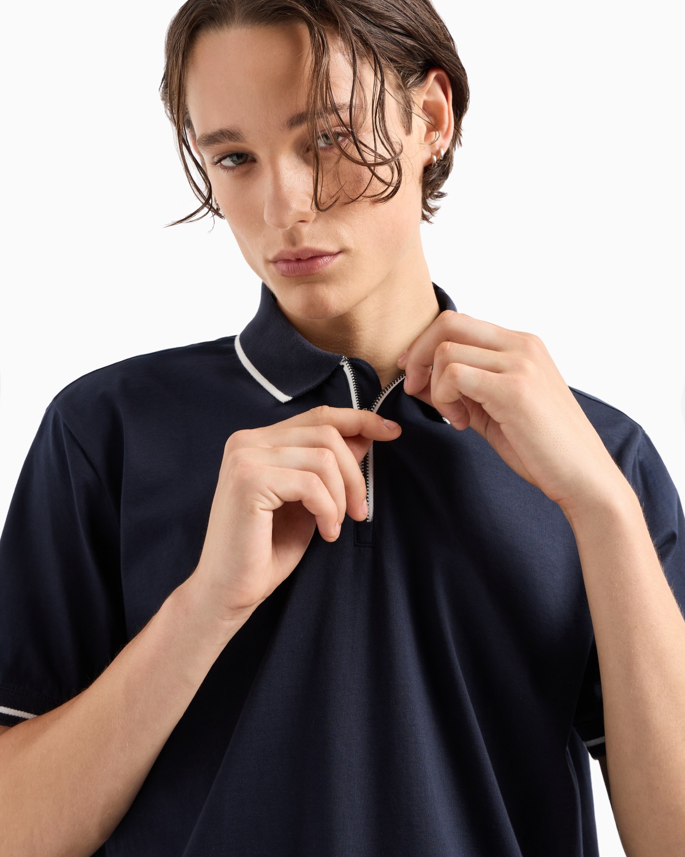 Polo regular fit con cremallera y perfiles en contraste en algodón  Diapositiva 4
