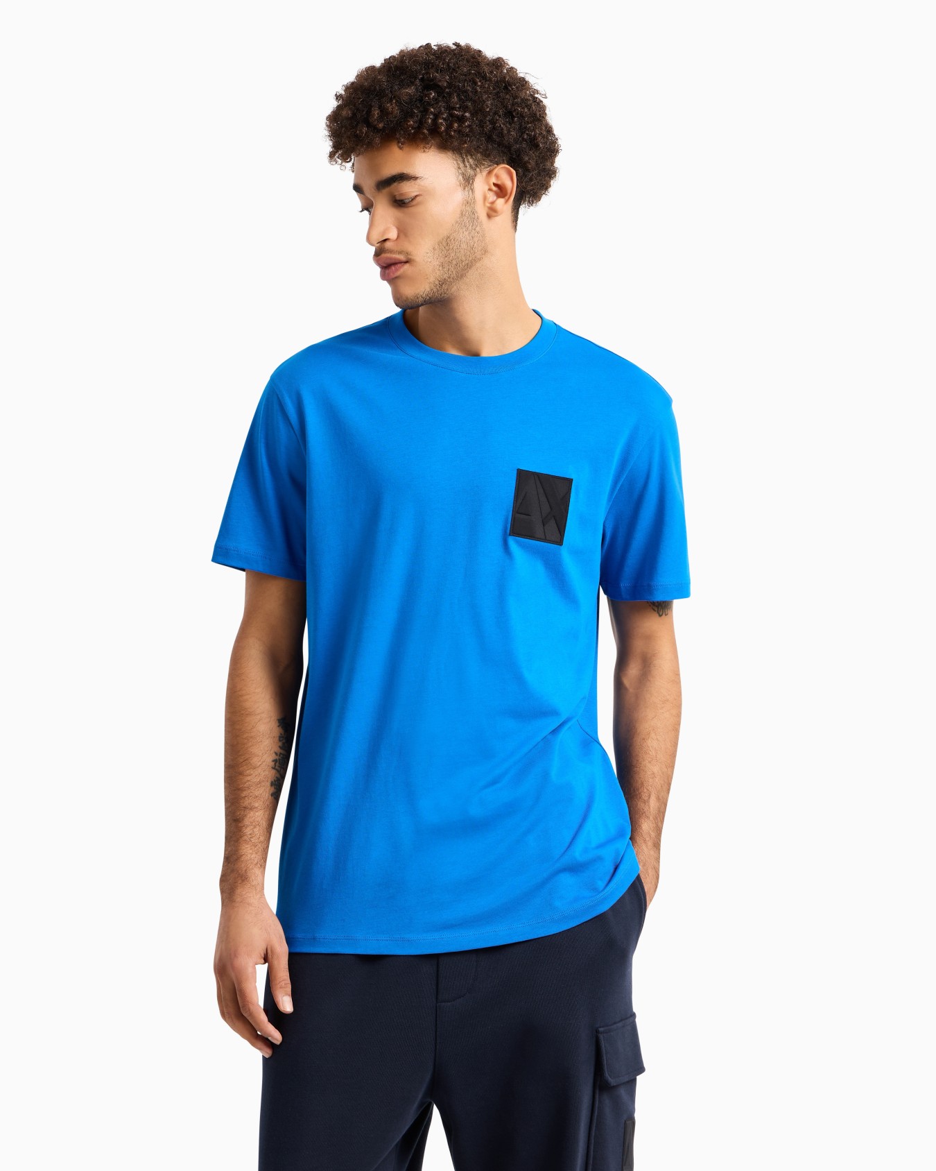 T-shirt regular fit con applicazione logo Slide 1