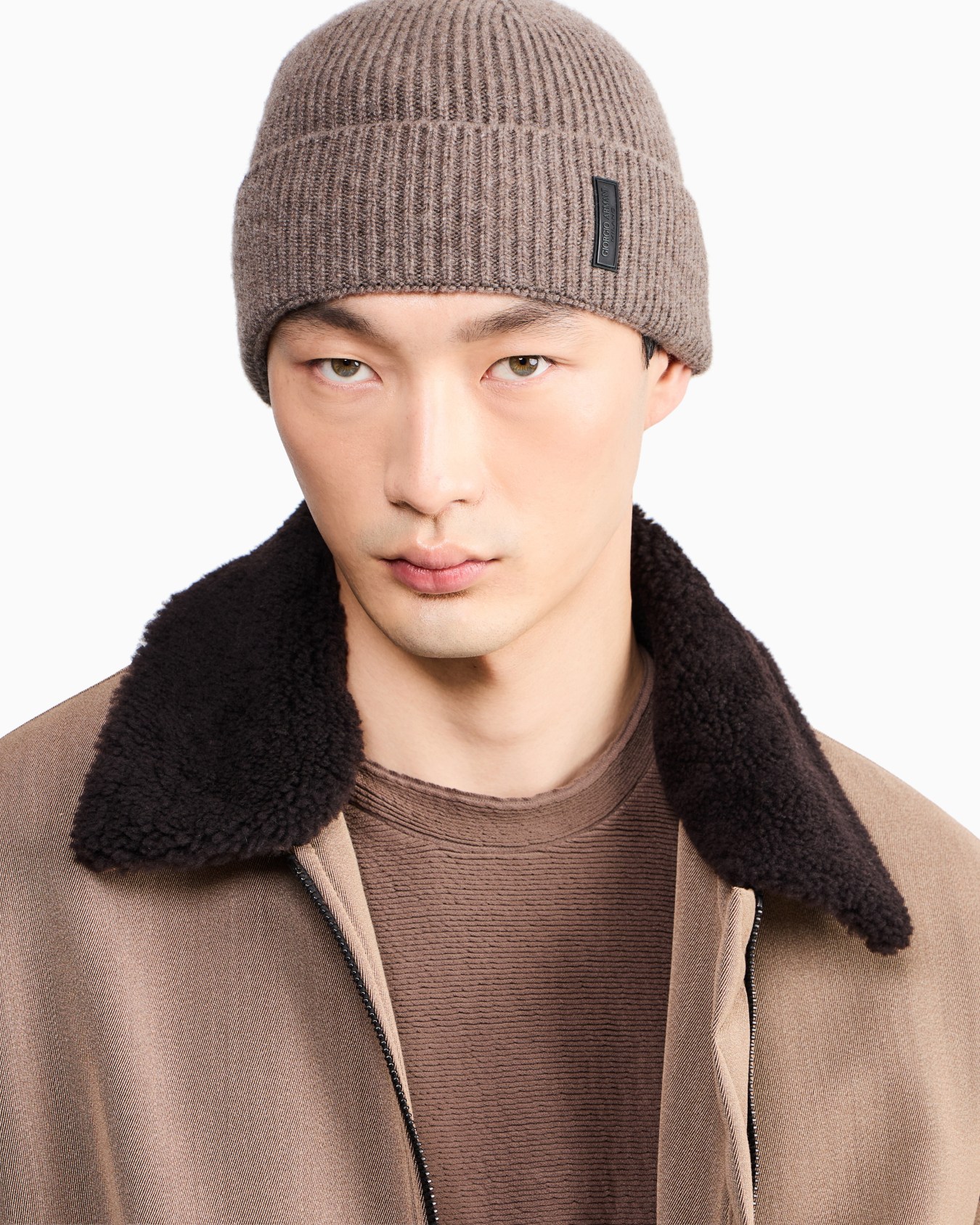 Ribbed cashmere beanie with cuff Slide 2