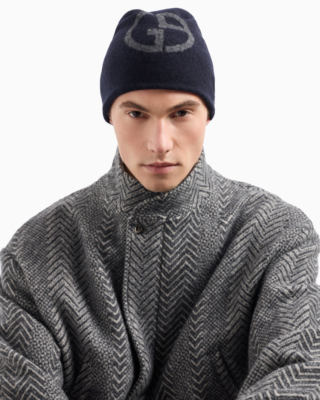 Beanie in cashmere con logo jacquard Slide 2