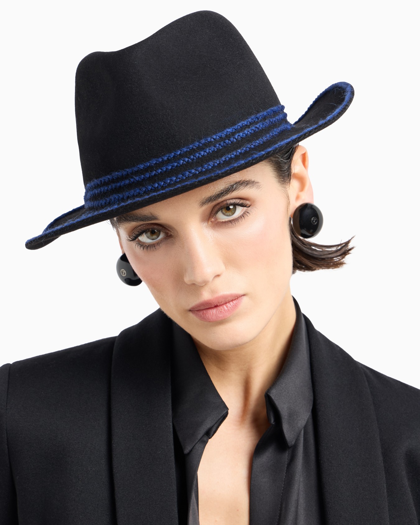Rabbit-fur hat with contrasting embroidery Slide 2