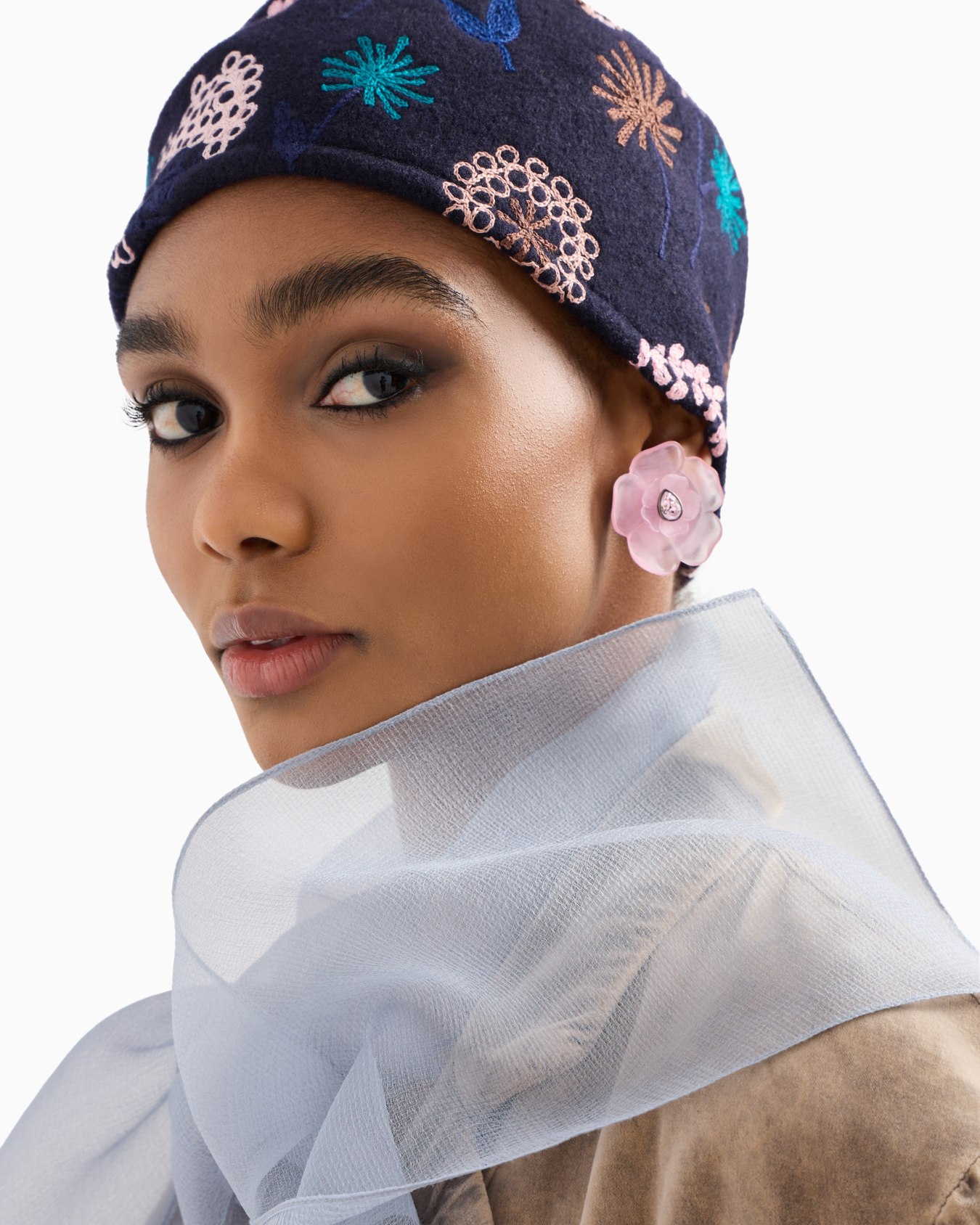 Chapeau cagoule en laine à fleurs brodées Diapositive 3
