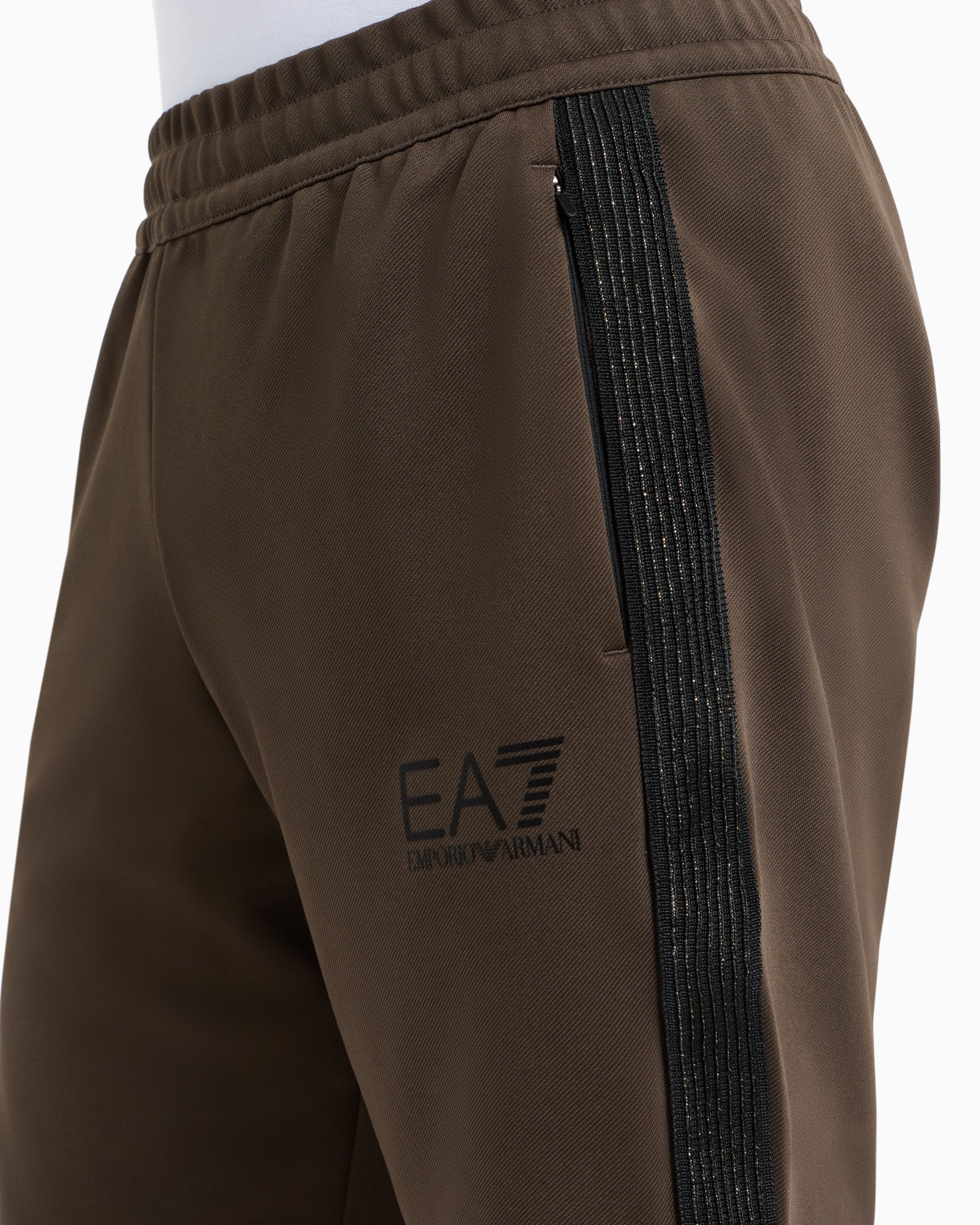 Gold Label stretch technical twill shorts Slide 4
