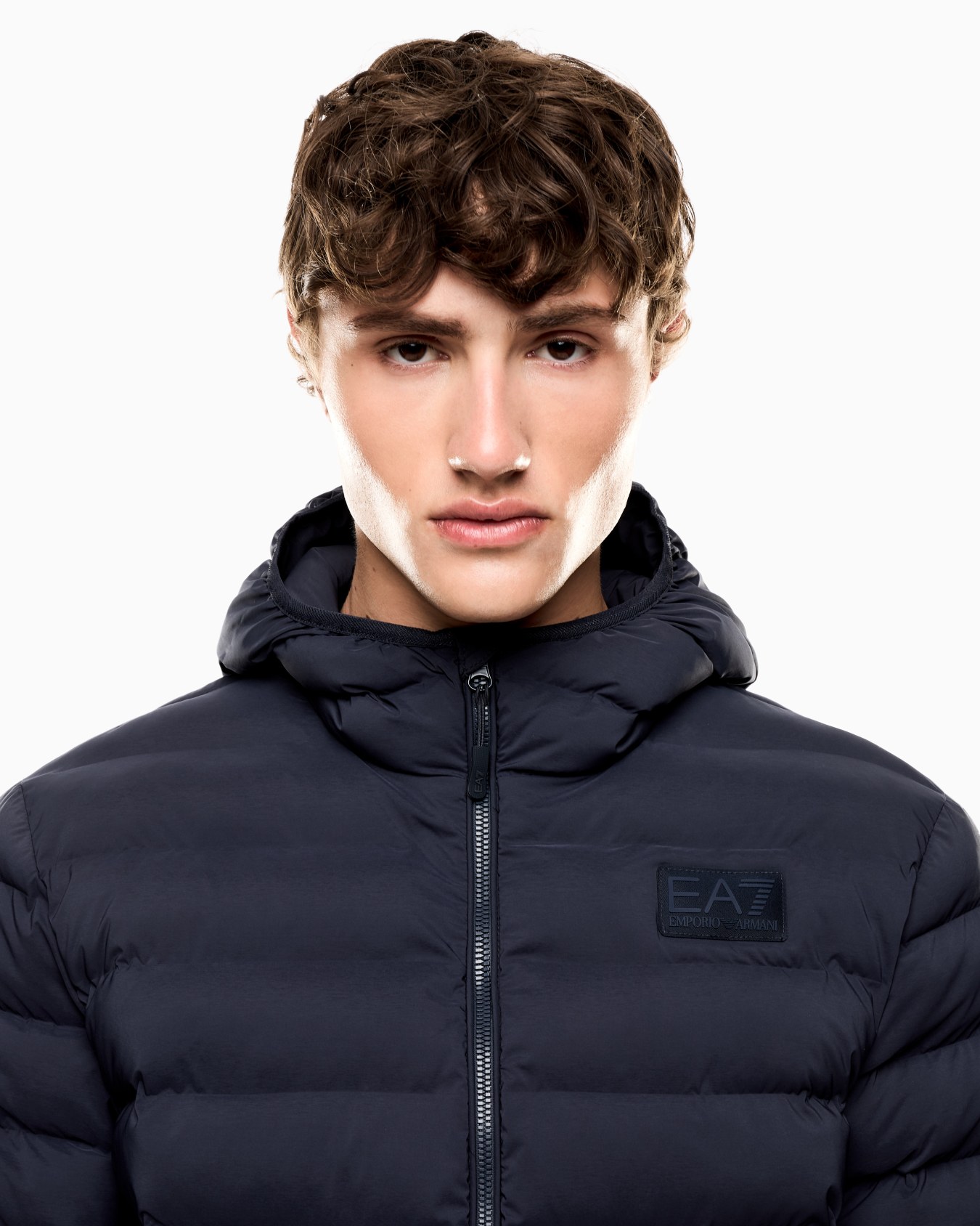 Chaqueta acolchada en tejido técnico con capucha Diapositiva 4