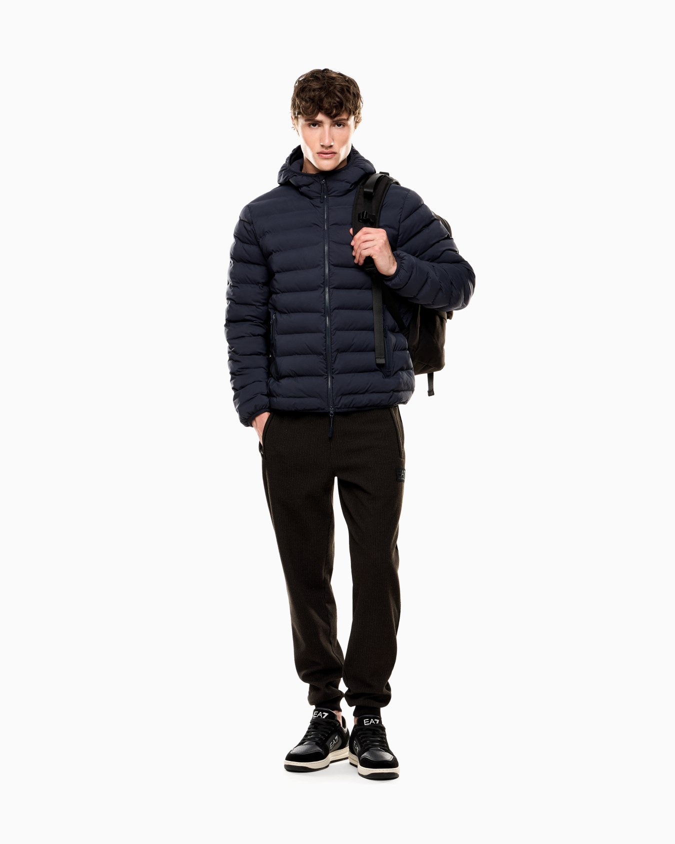 Chaqueta acolchada en tejido técnico con capucha Diapositiva 1