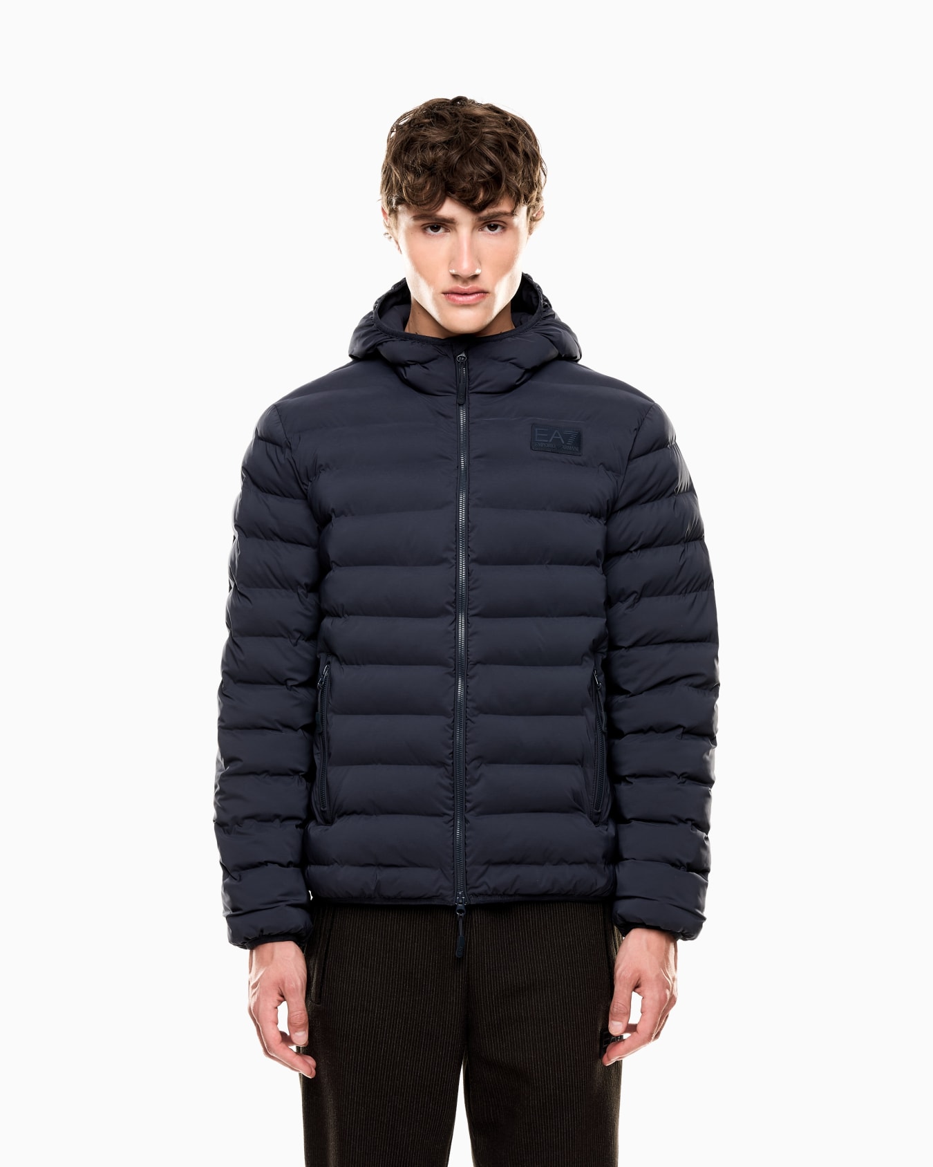 Chaqueta acolchada en tejido técnico con capucha Diapositiva 3