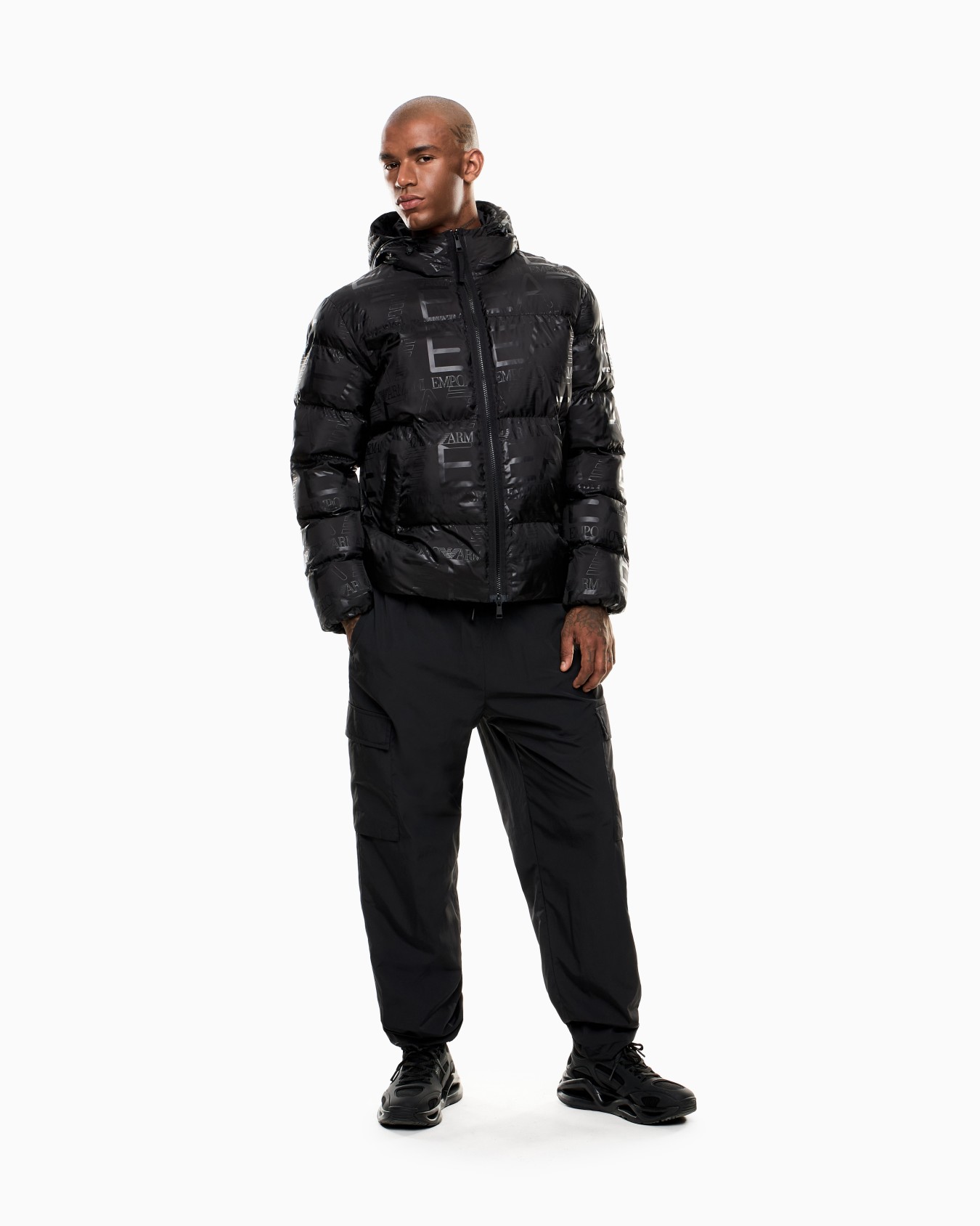Veste matelassée avec capuche et logo imprimé all over  Diapositive 2