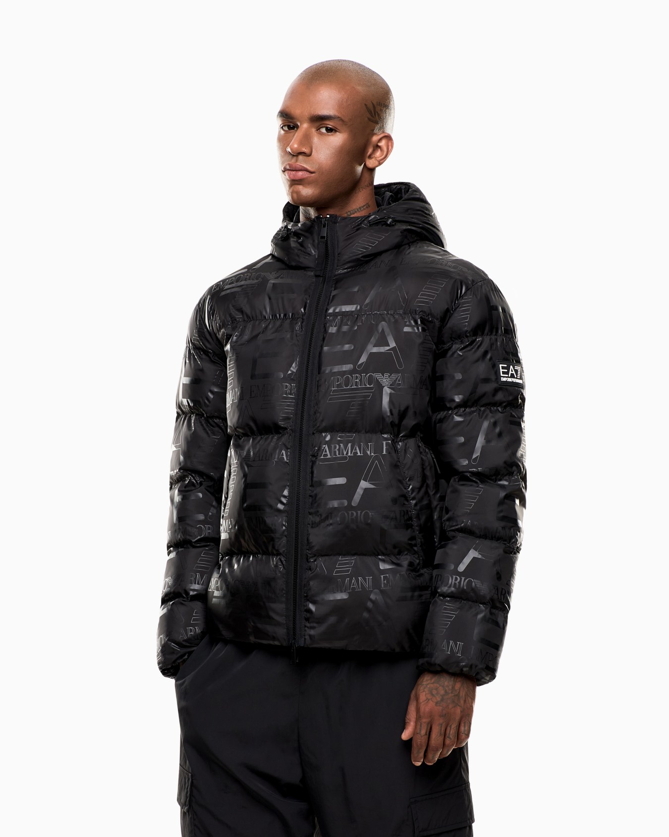 Veste matelassée avec capuche et logo imprimé all over  Diapositive 4